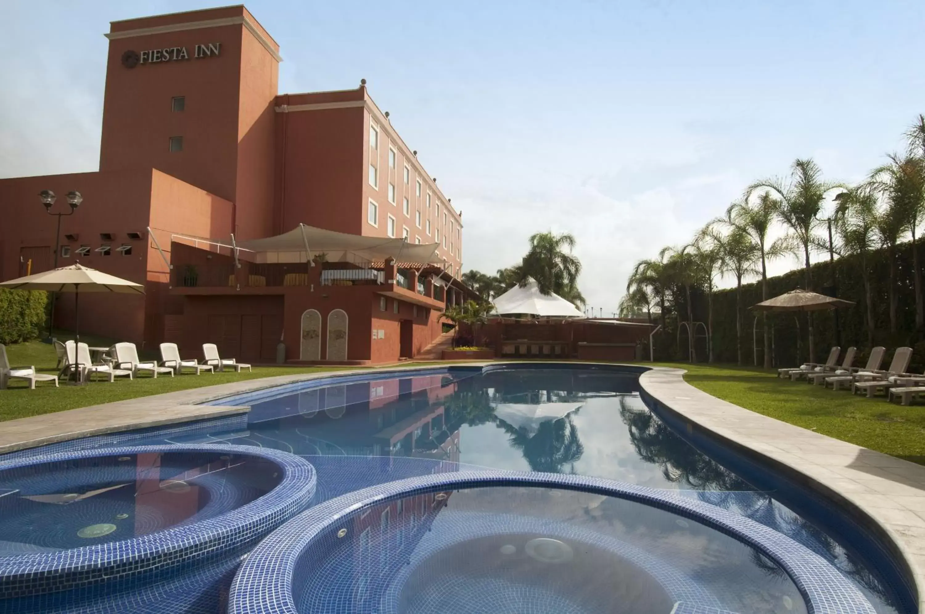 Swimming pool, Property Building in Fiesta Inn Cuernavaca