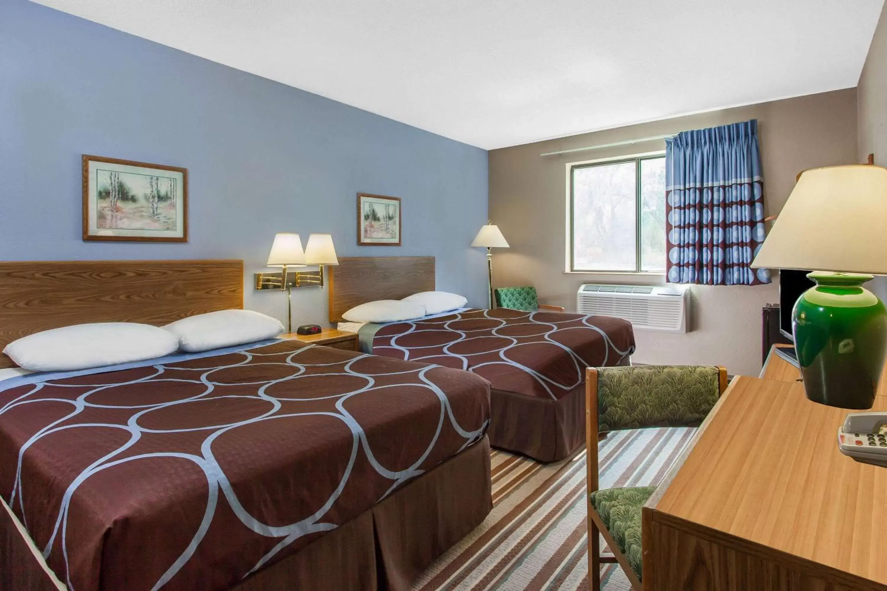 Photo of the whole room, Bed in Super 8 by Wyndham Kamloops On The Hill