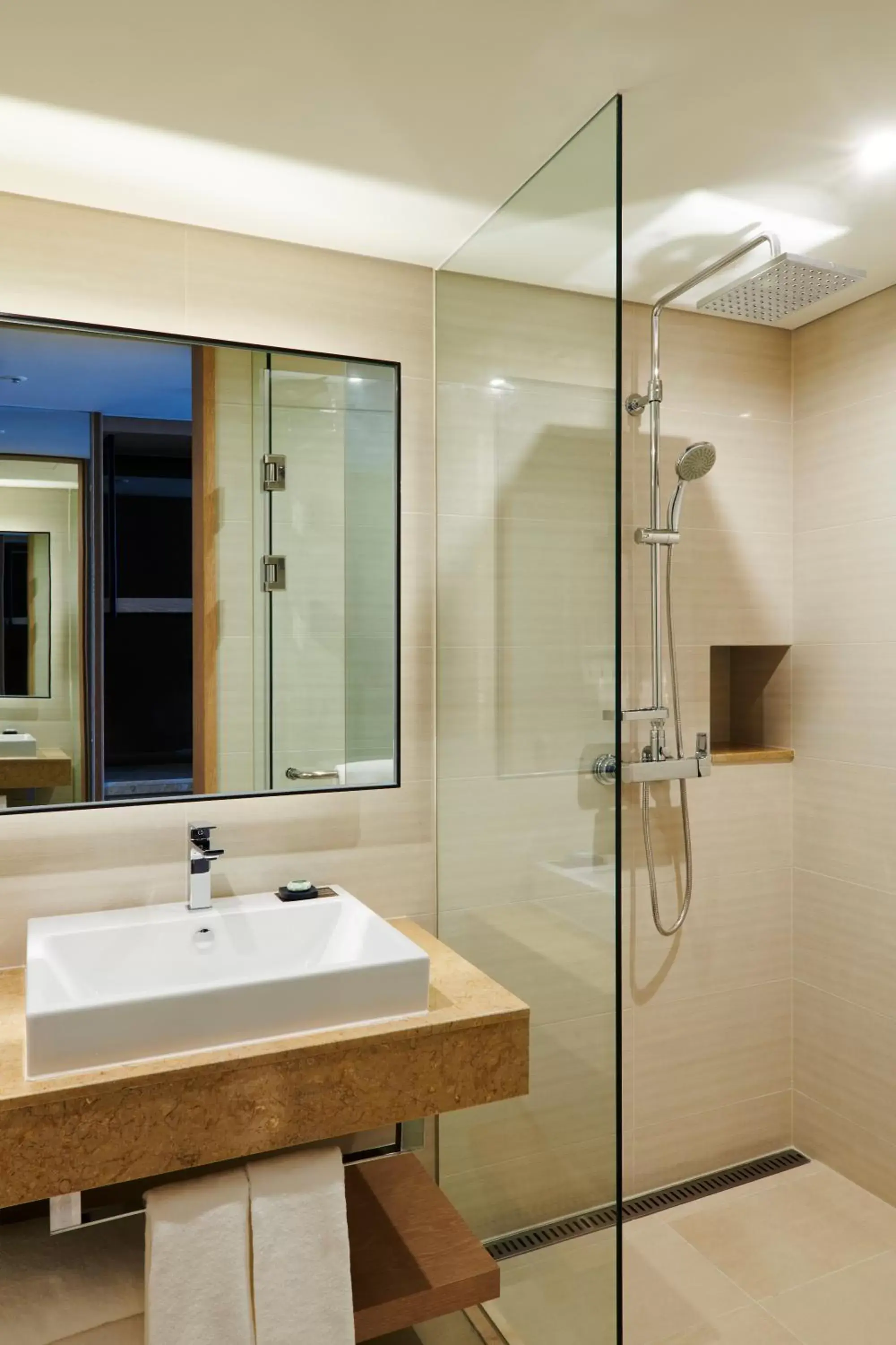 Shower, Bathroom in Hotel Hyundai by Lahan Ulsan