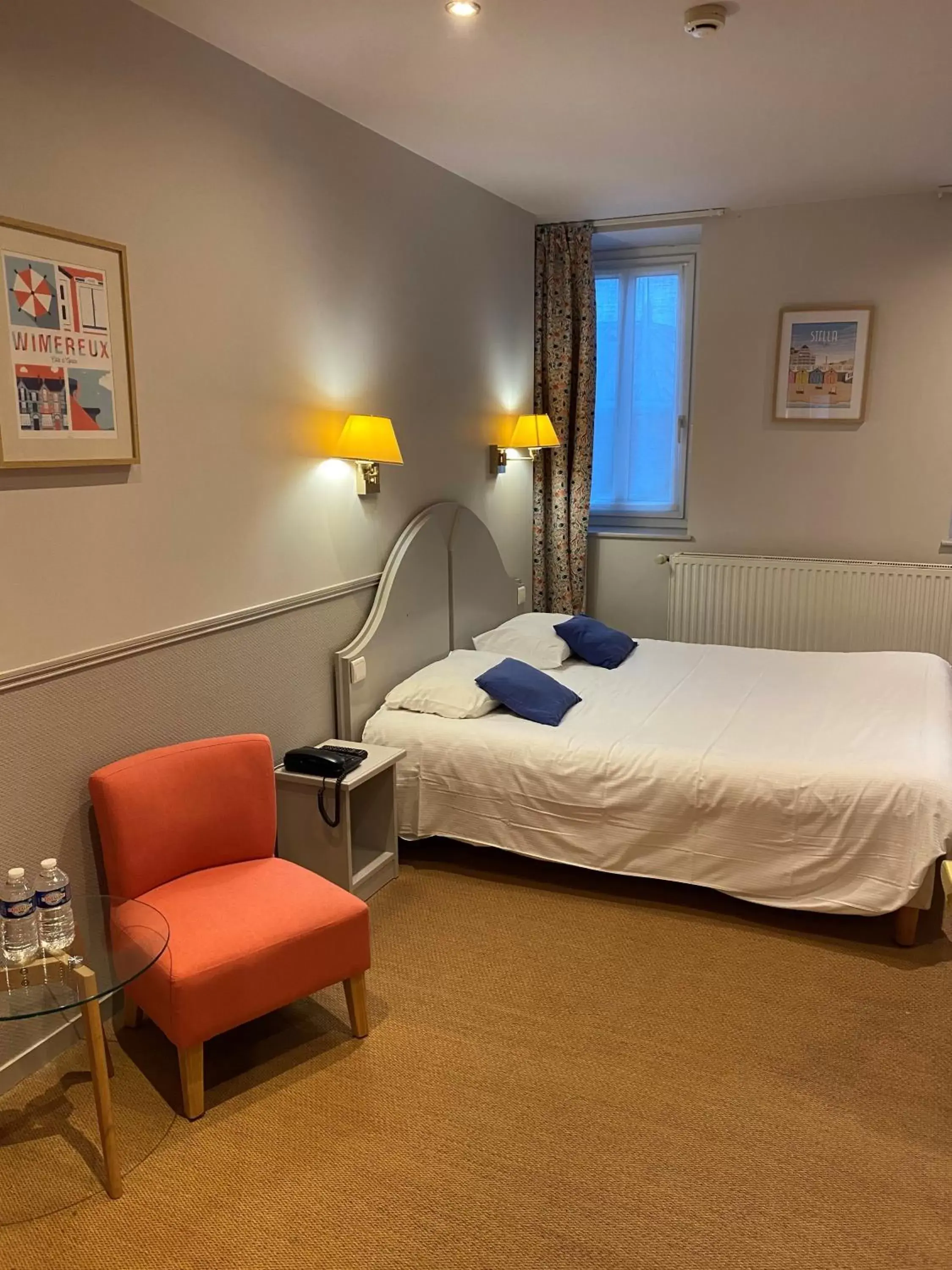 Photo of the whole room, Bed in Hôtel De Wimereux