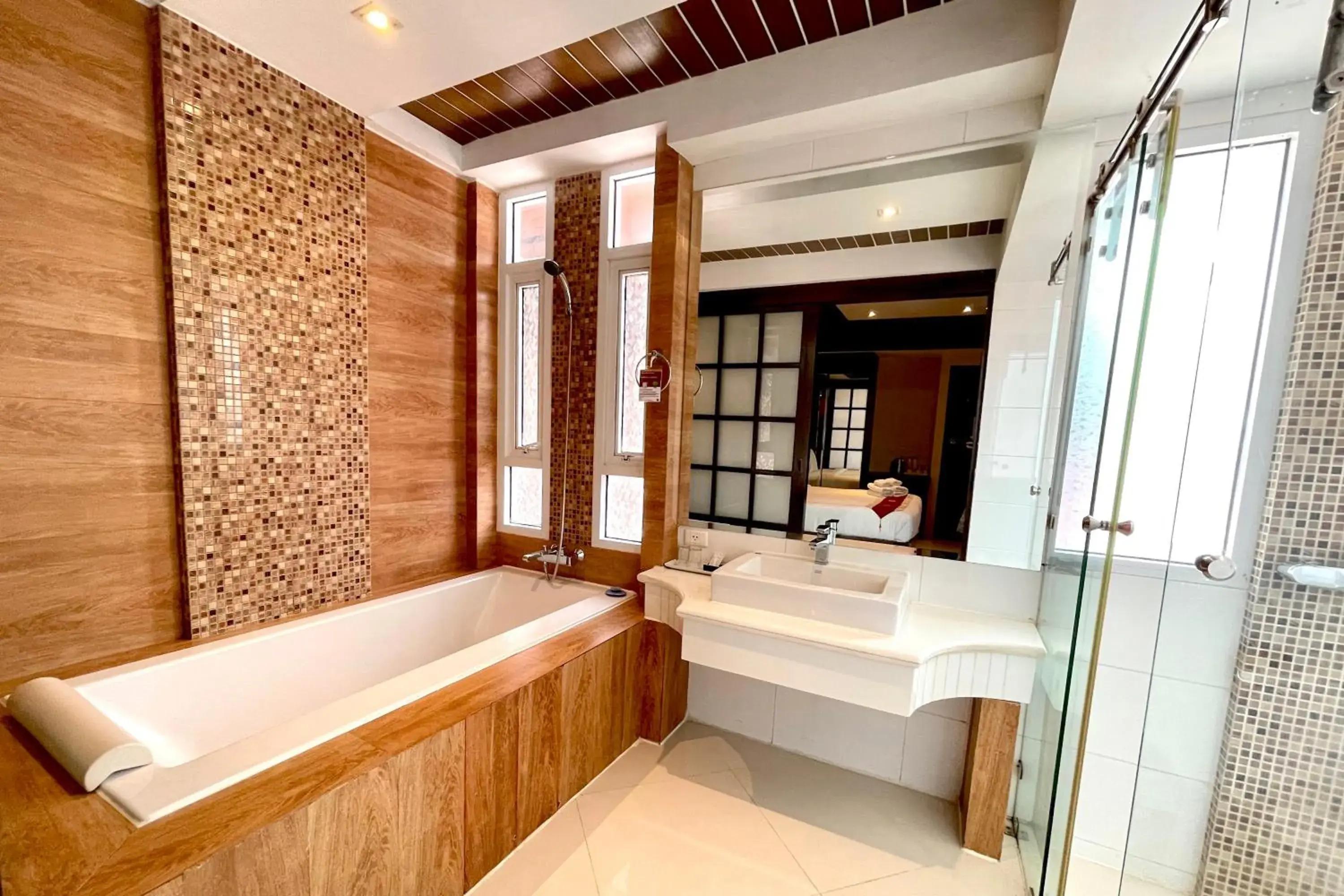 Hot Tub, Bathroom in Rayaburi Hotel, Patong