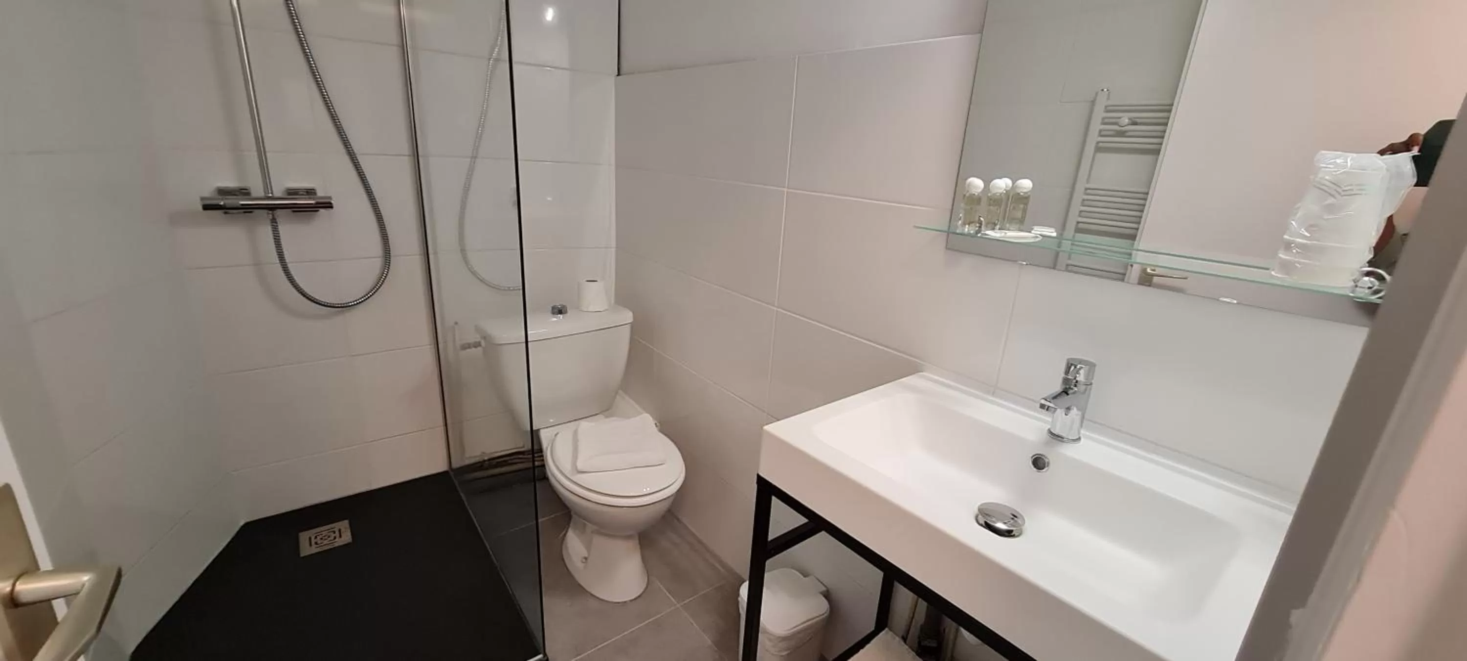 Bathroom in Hôtel du Midi