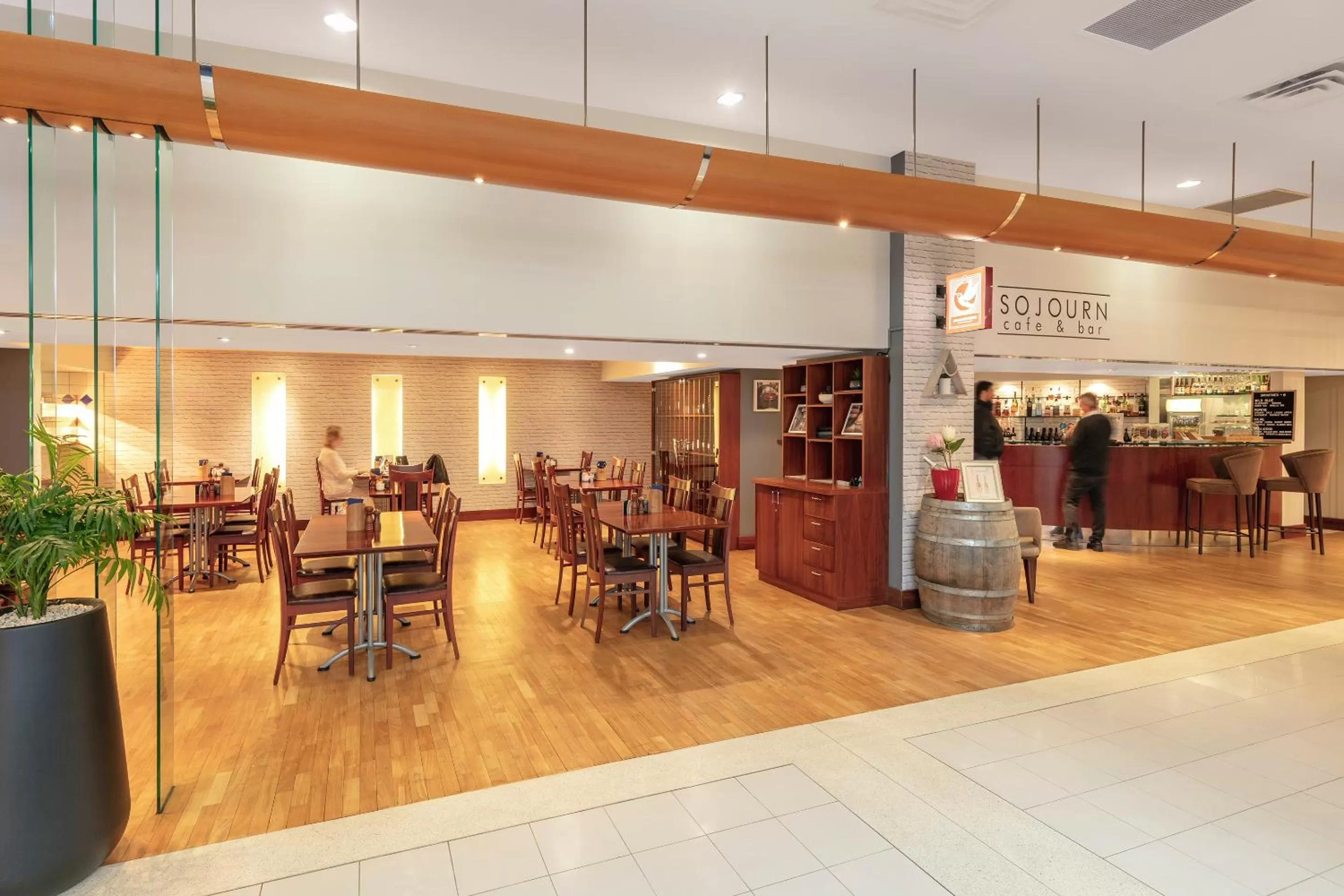 Restaurant/places to eat in James Cook Hotel Grand Chancellor