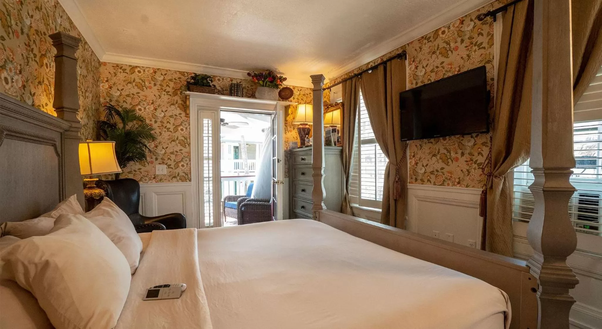 Bed in Casablanca Inn on the Bay