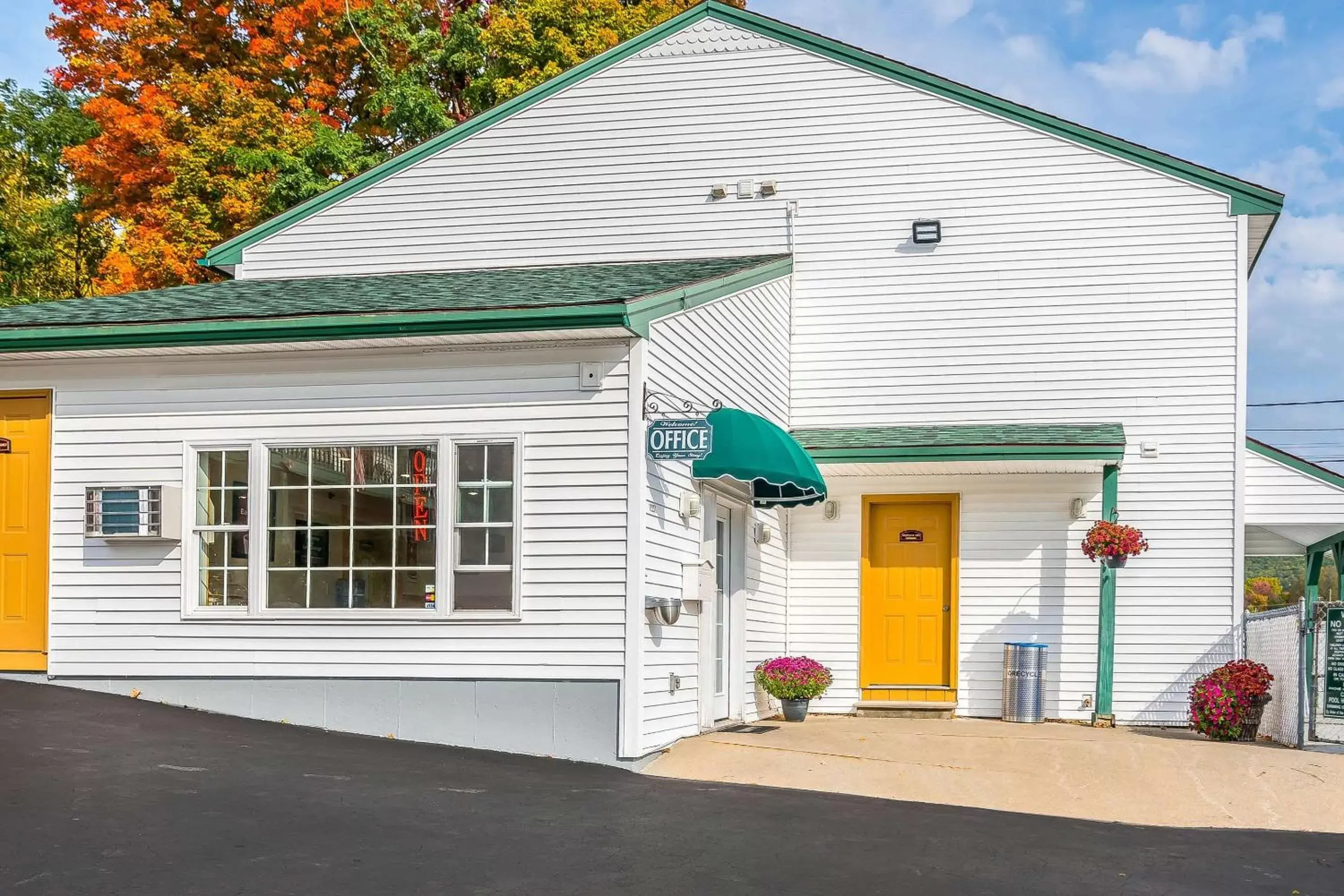 Property building in Rodeway Inn Lake George Outlets Property building in Rodeway Inn Lake George Outlets