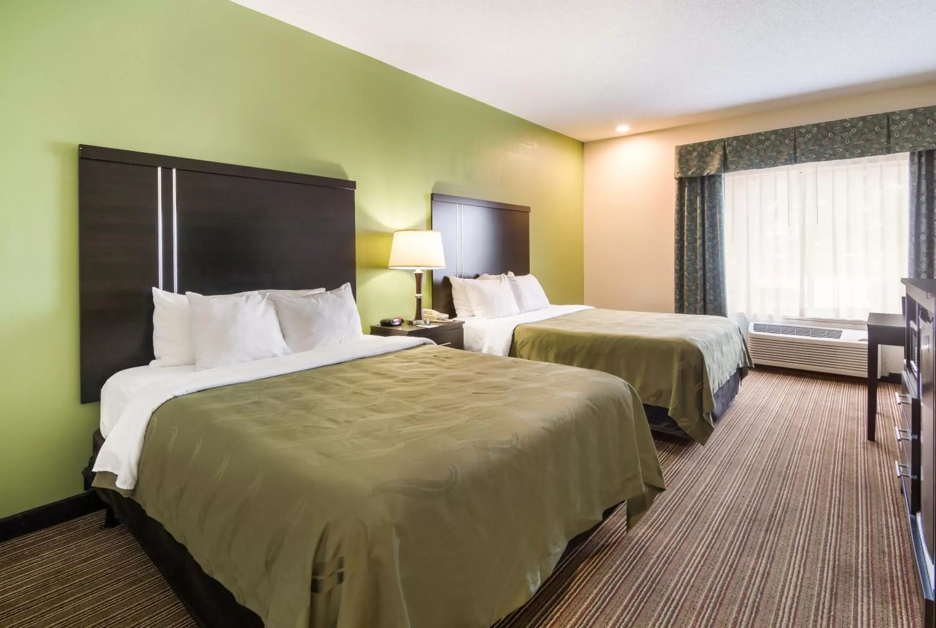 Bed in Quality Inn & Suites Granbury