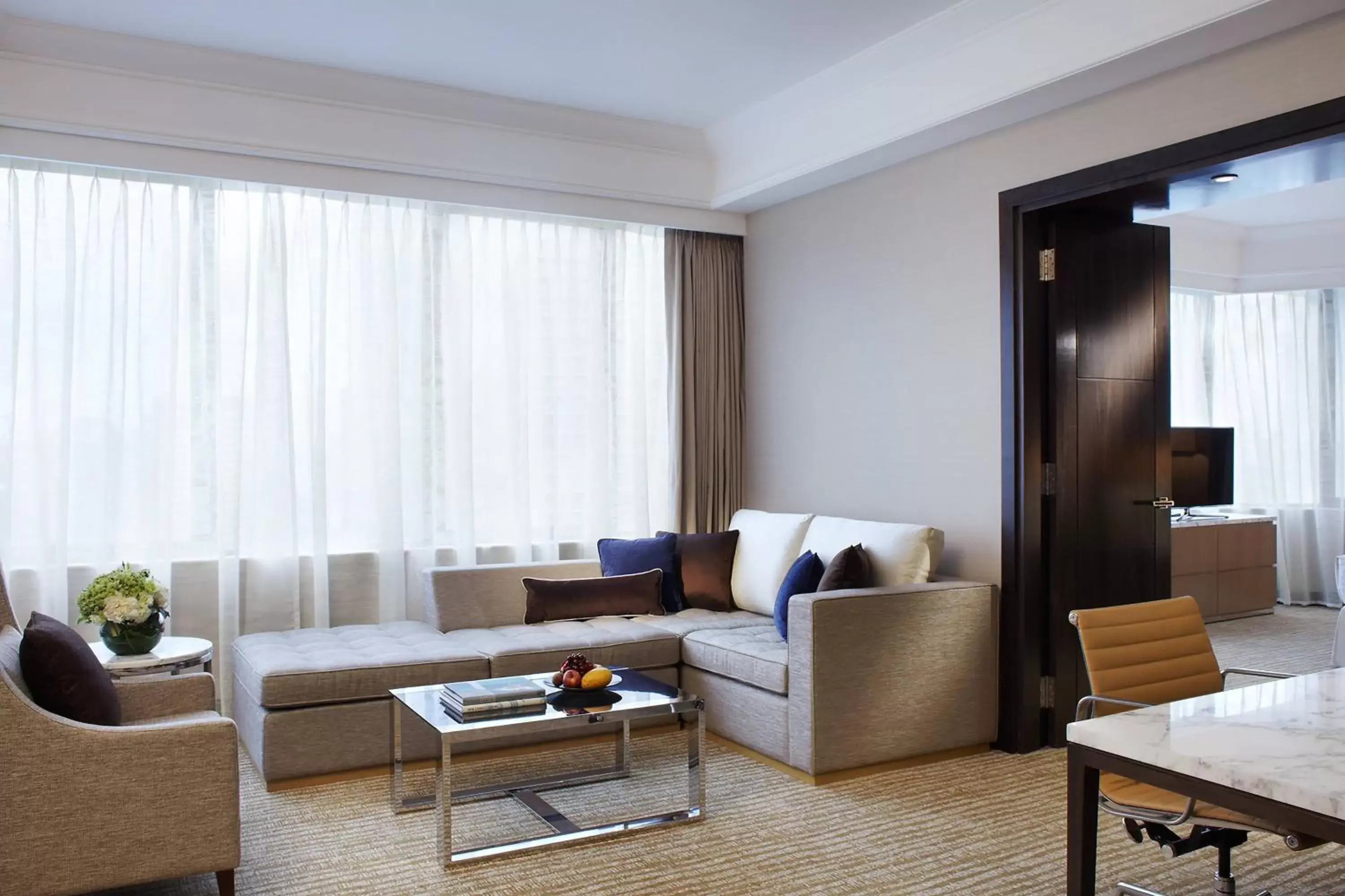 Living room, Seating Area in Singapore Marriott Tang Plaza Hotel