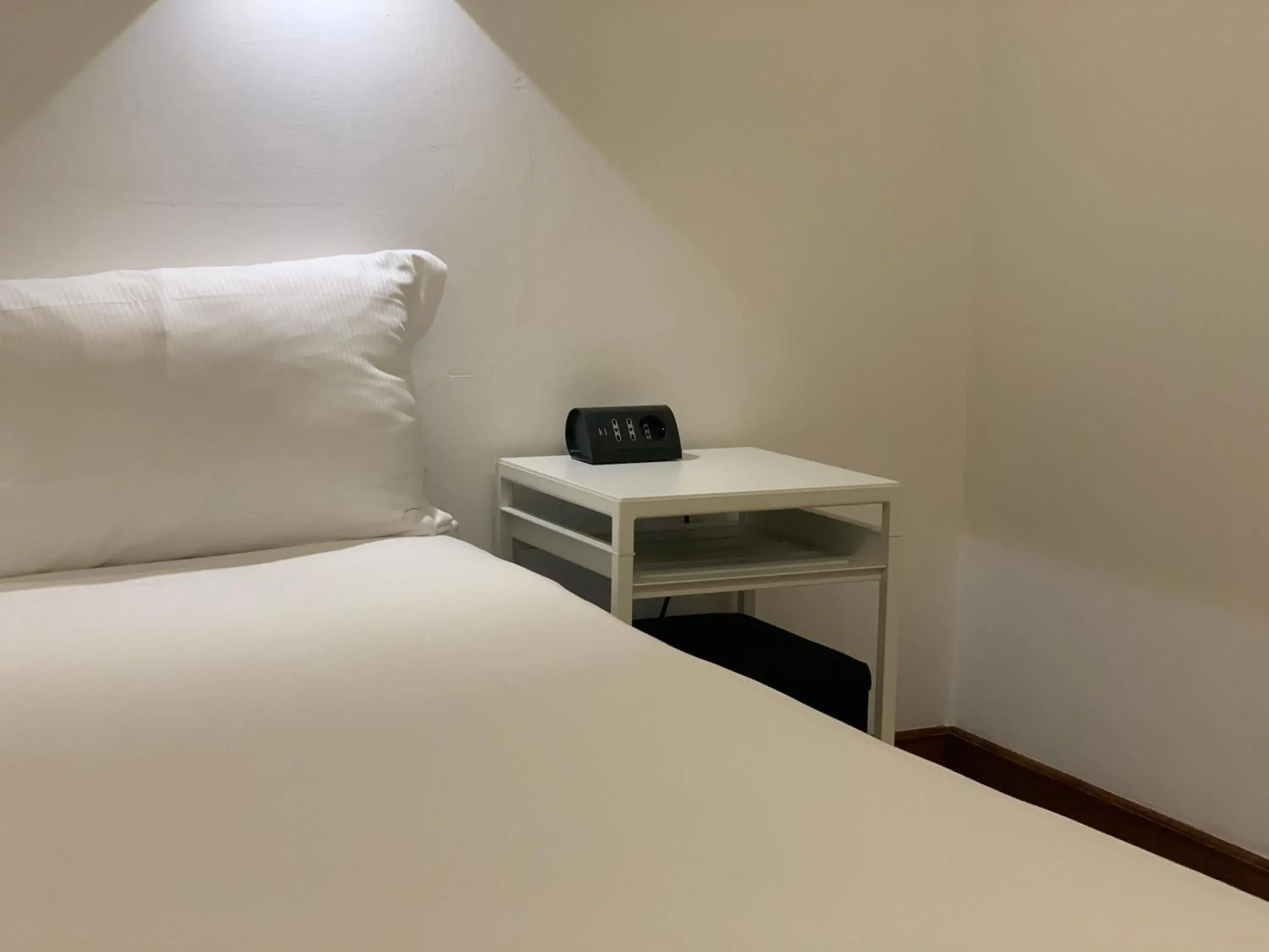 Photo of the whole room, Bed in Albergo Delle Regioni, Barberini - Fontana di Trevi