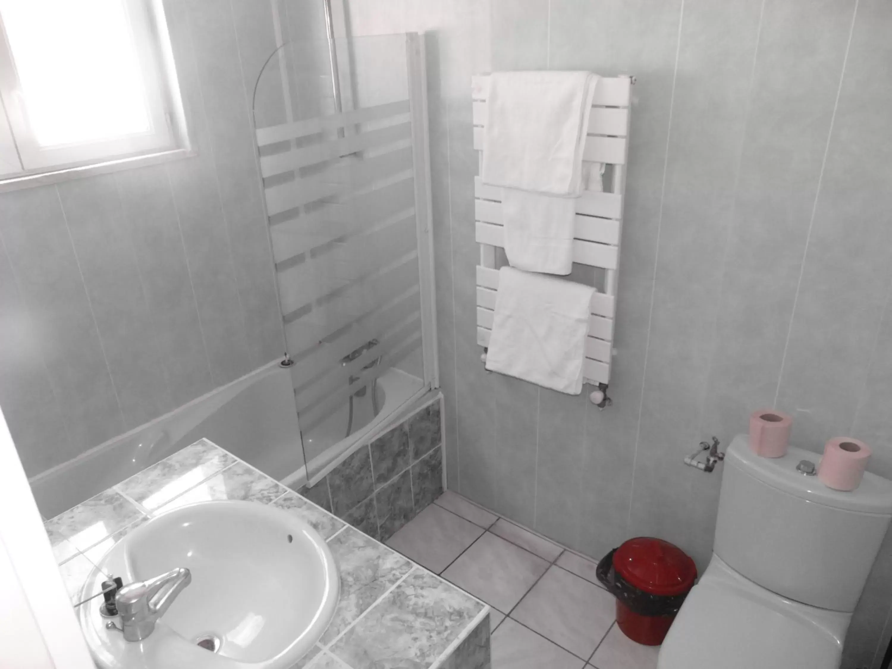 Bathroom in Le Relais de la RN7