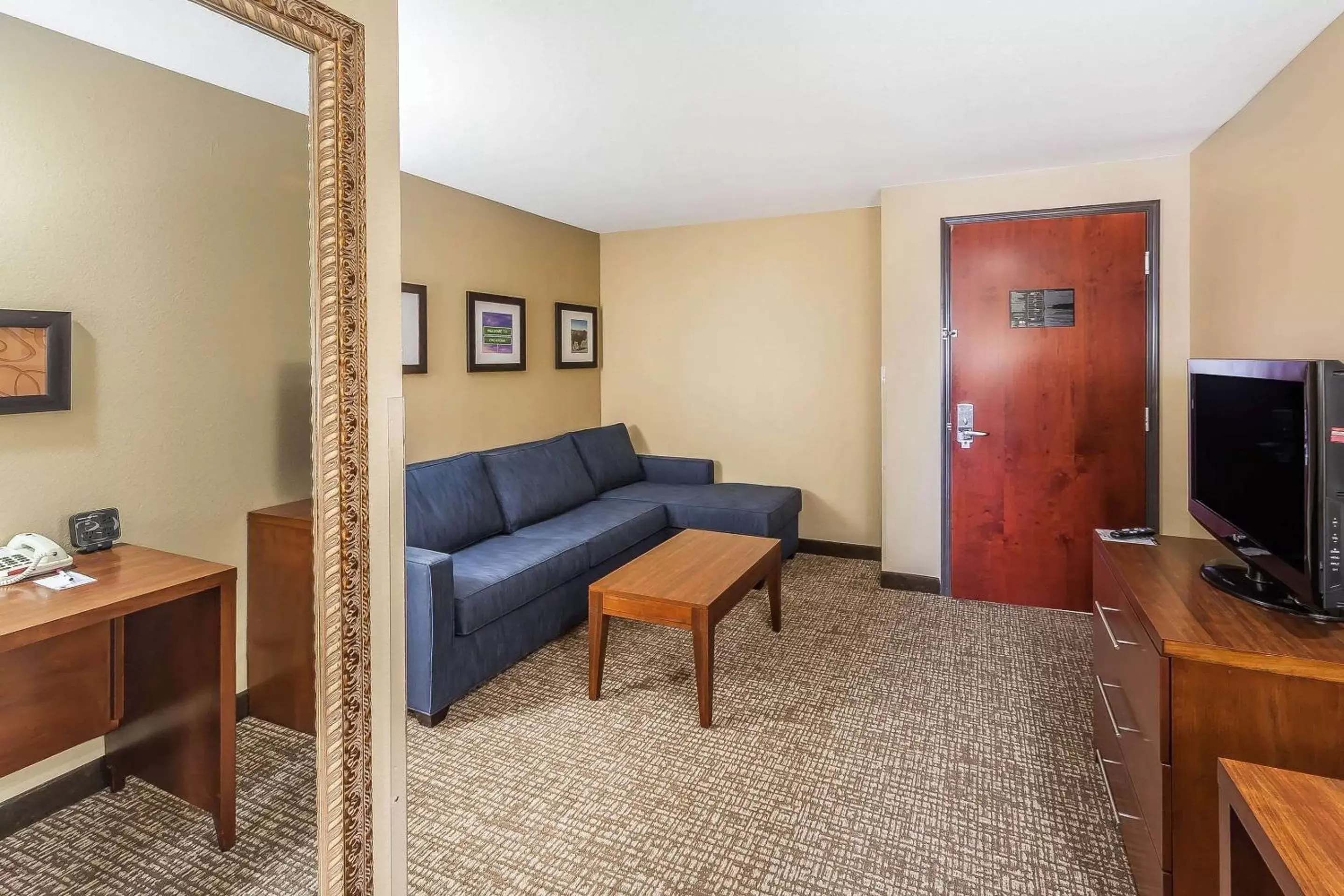 Photo of the whole room, Seating Area in Comfort Suites Yukon - SW Oklahoma City