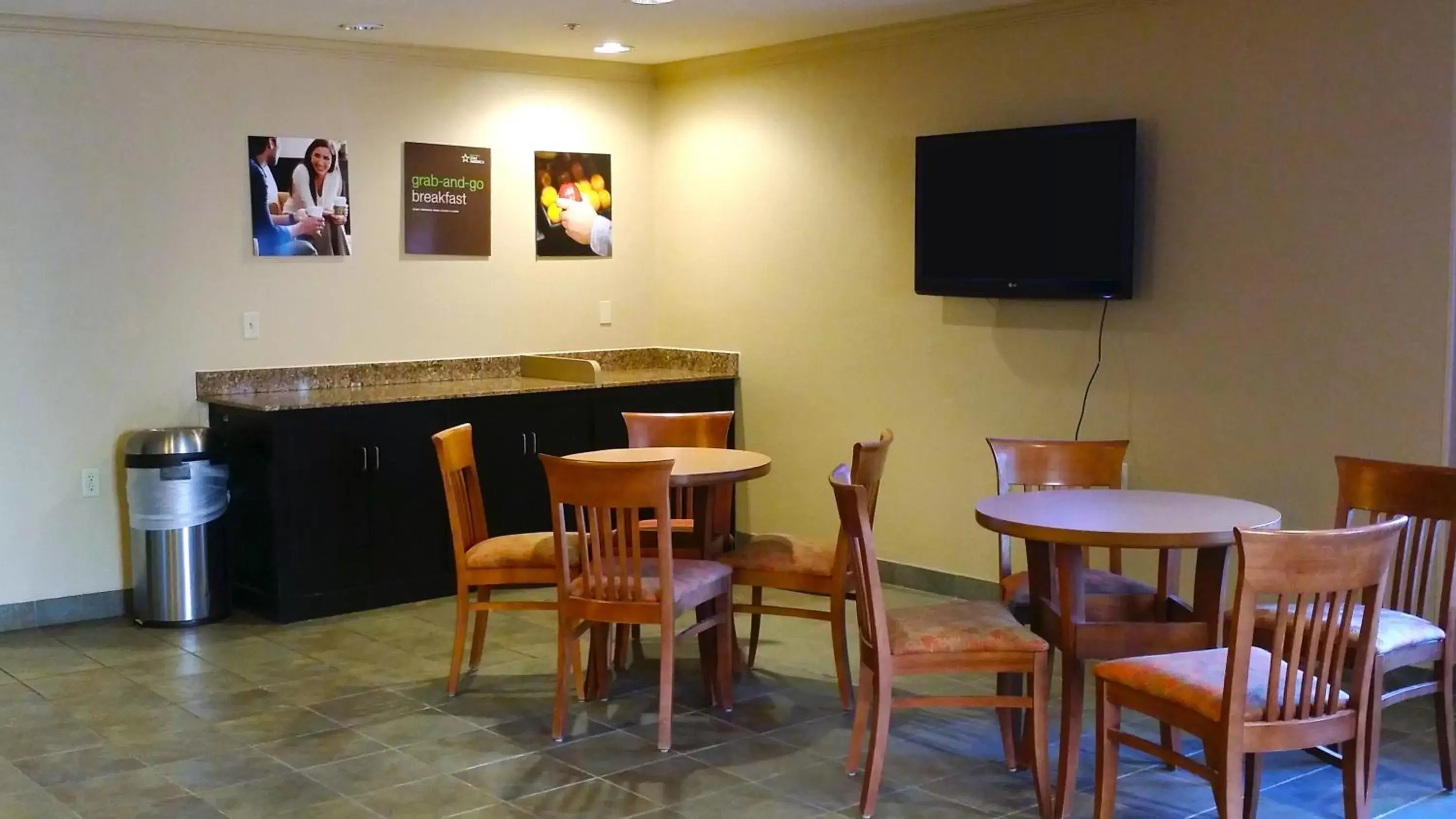 Lounge or bar, TV/Entertainment Center in Extended Stay America Suites - Oklahoma City - NW Expressway