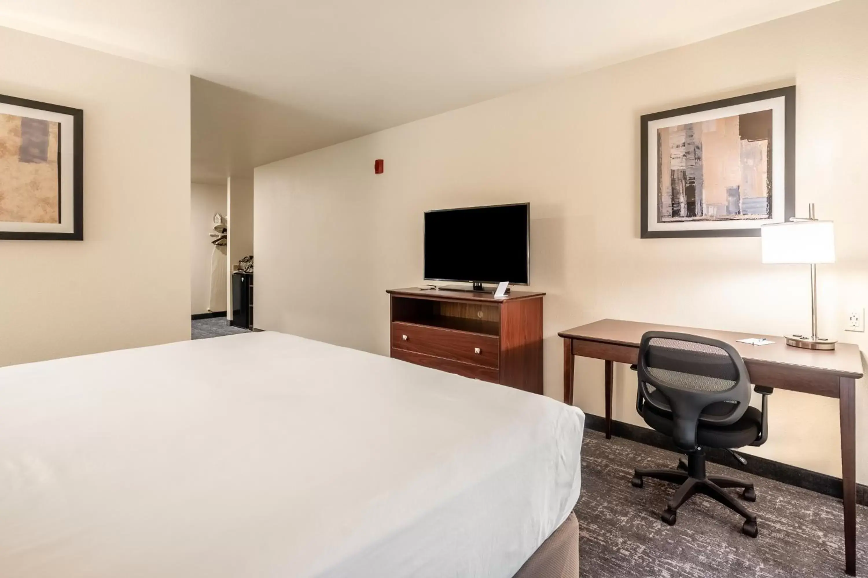 TV and multimedia, TV/Entertainment Center in Cobblestone Hotel & Suites - Morgan