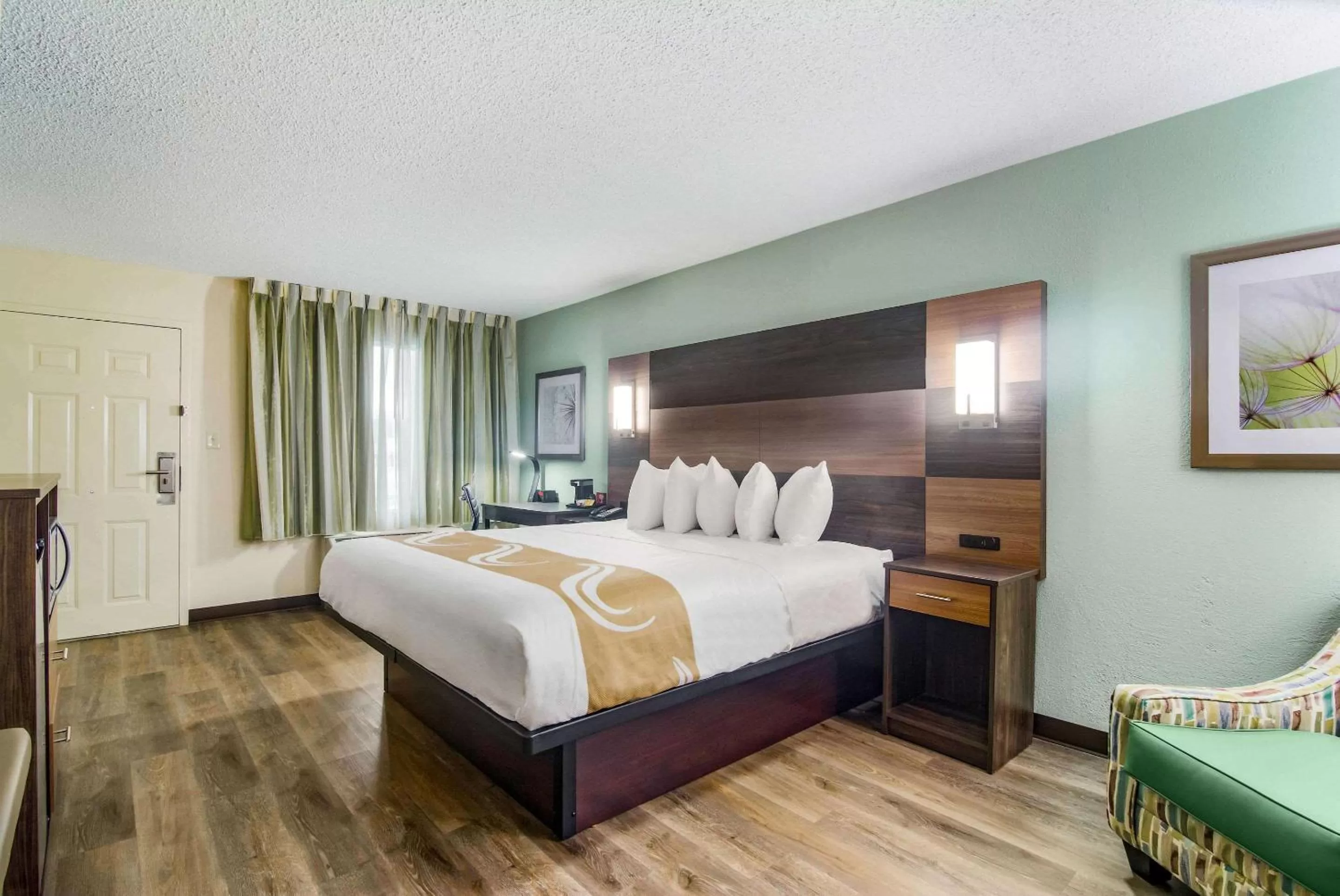 Photo of the whole room, Bed in Quality Inn & Suites Lake City