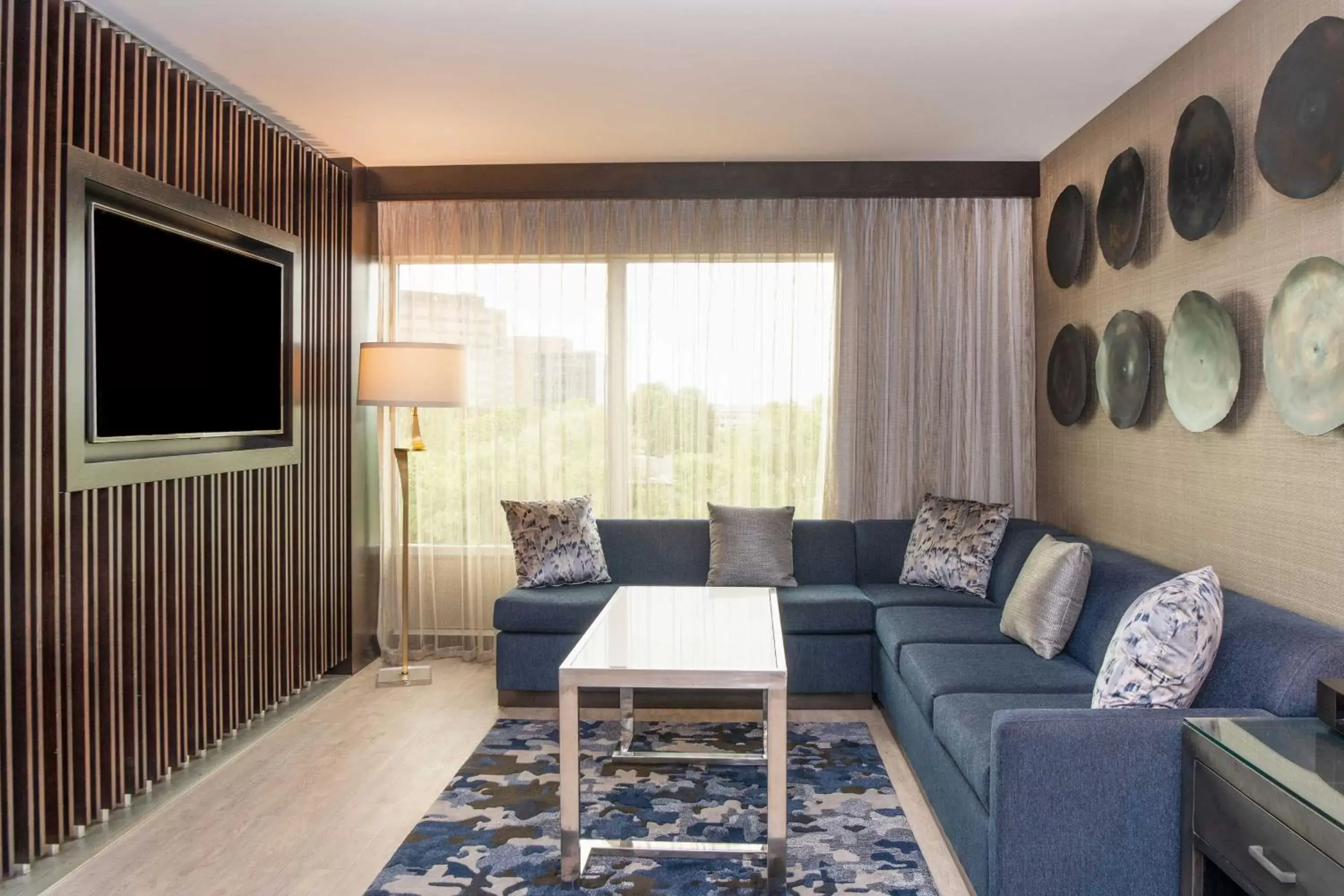 Living room, Seating Area in Sheraton Ann Arbor Hotel