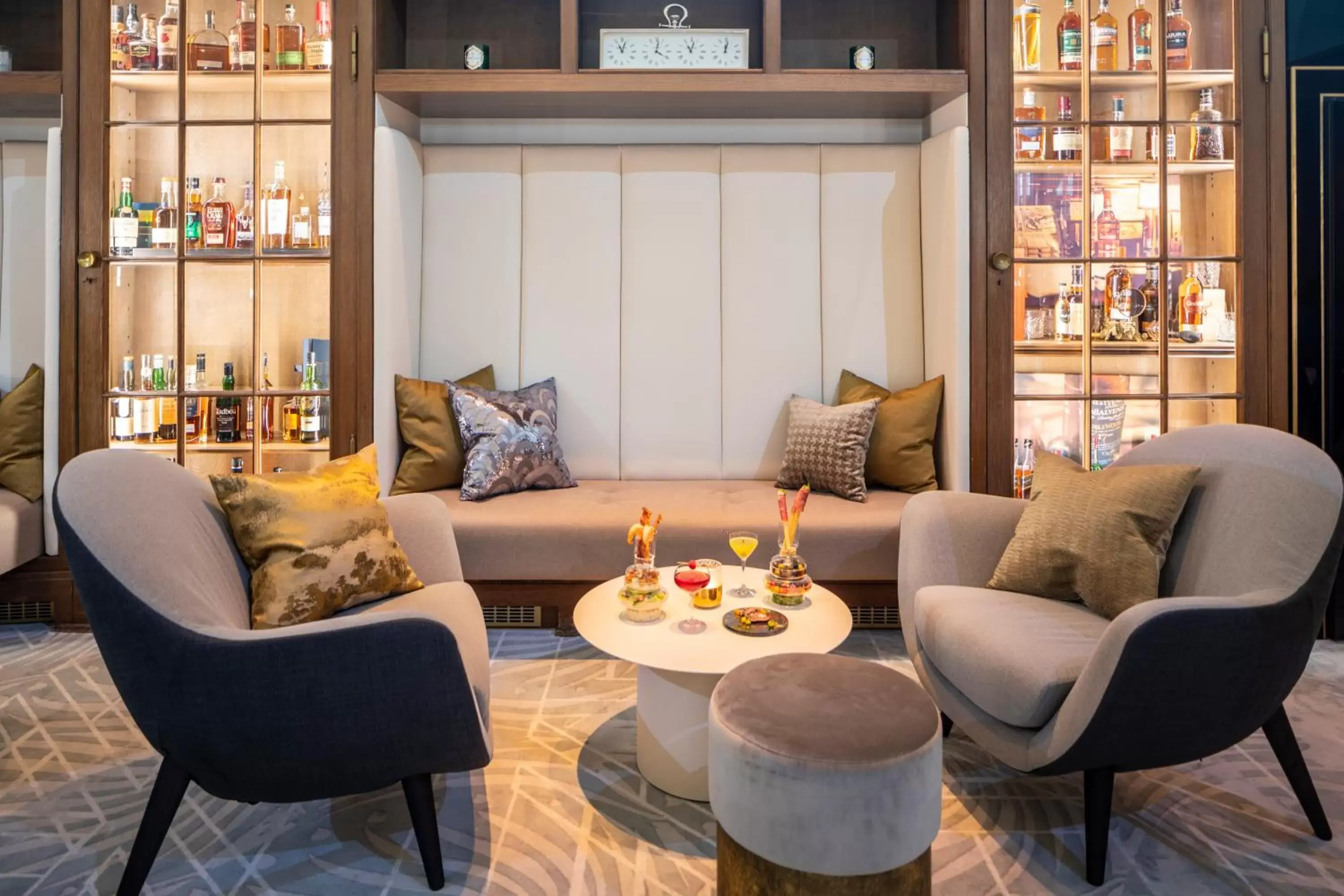 Lounge or bar in Fraser Suites Hamburg Lounge or bar in Fraser Suites Hamburg