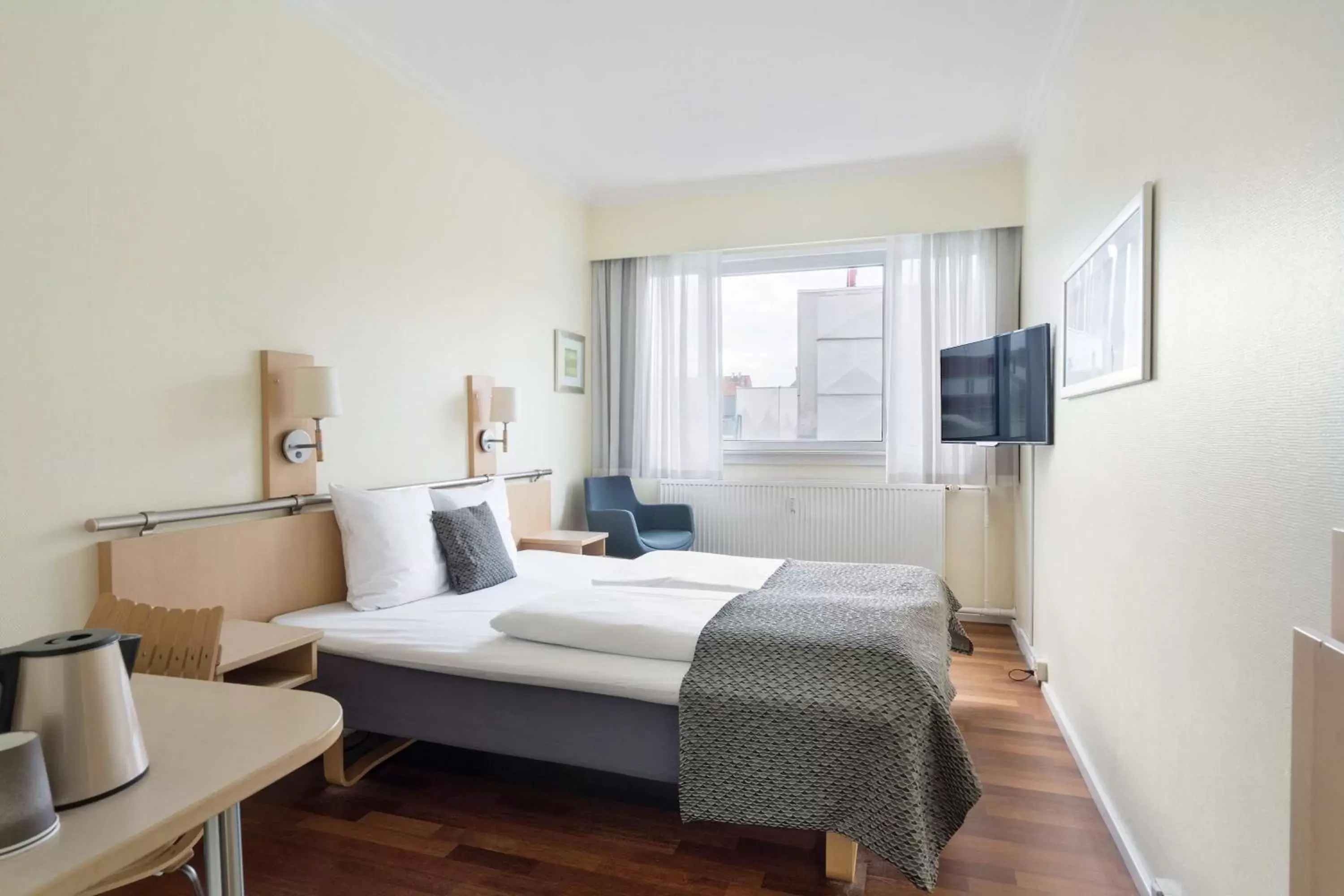 Standard Queen Room in Best Western Plus Airport Hotel Standard Queen Room in Best Western Plus Airport Hotel