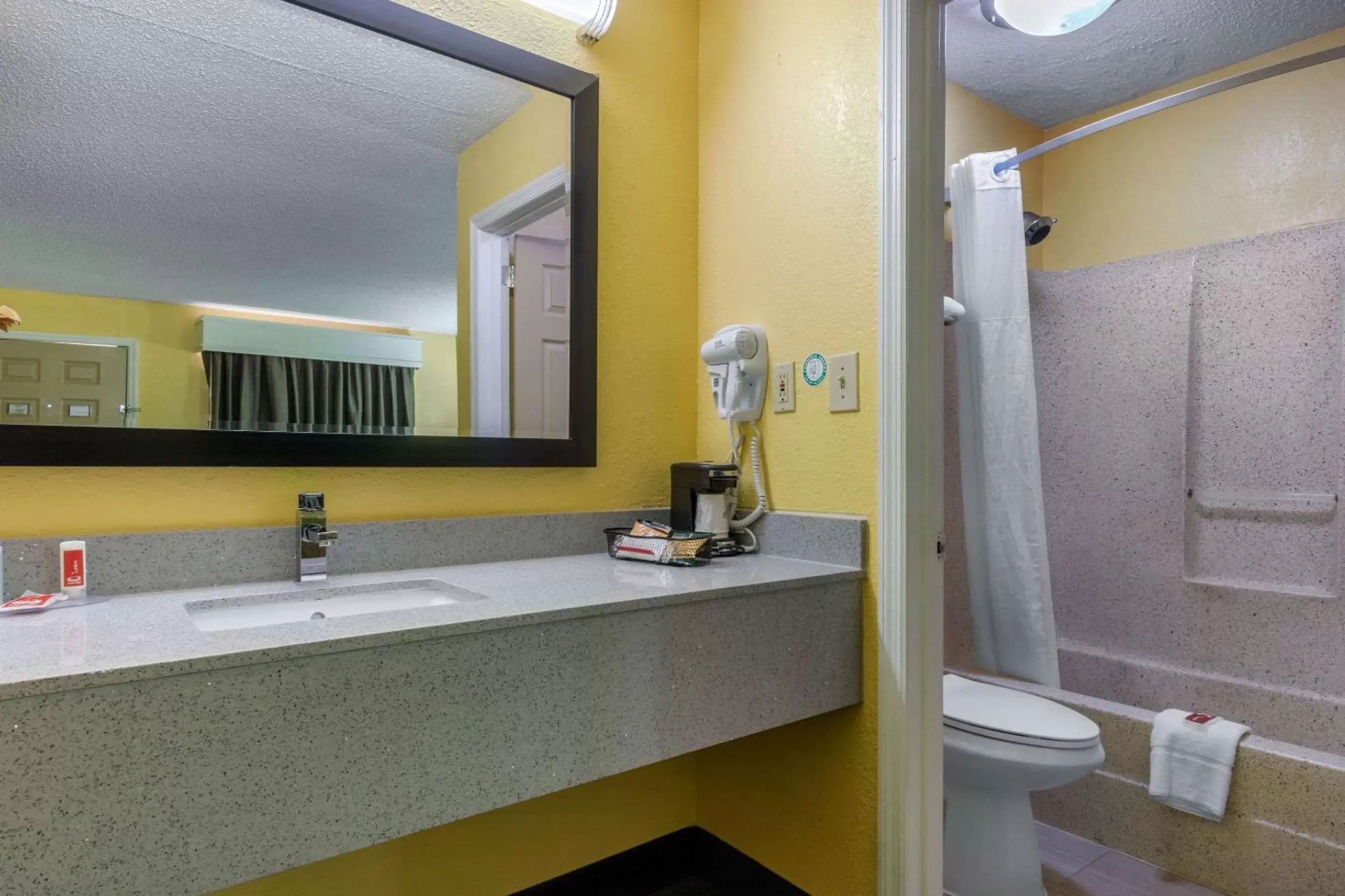 Bathroom in Econo Lodge Nashville Airport East