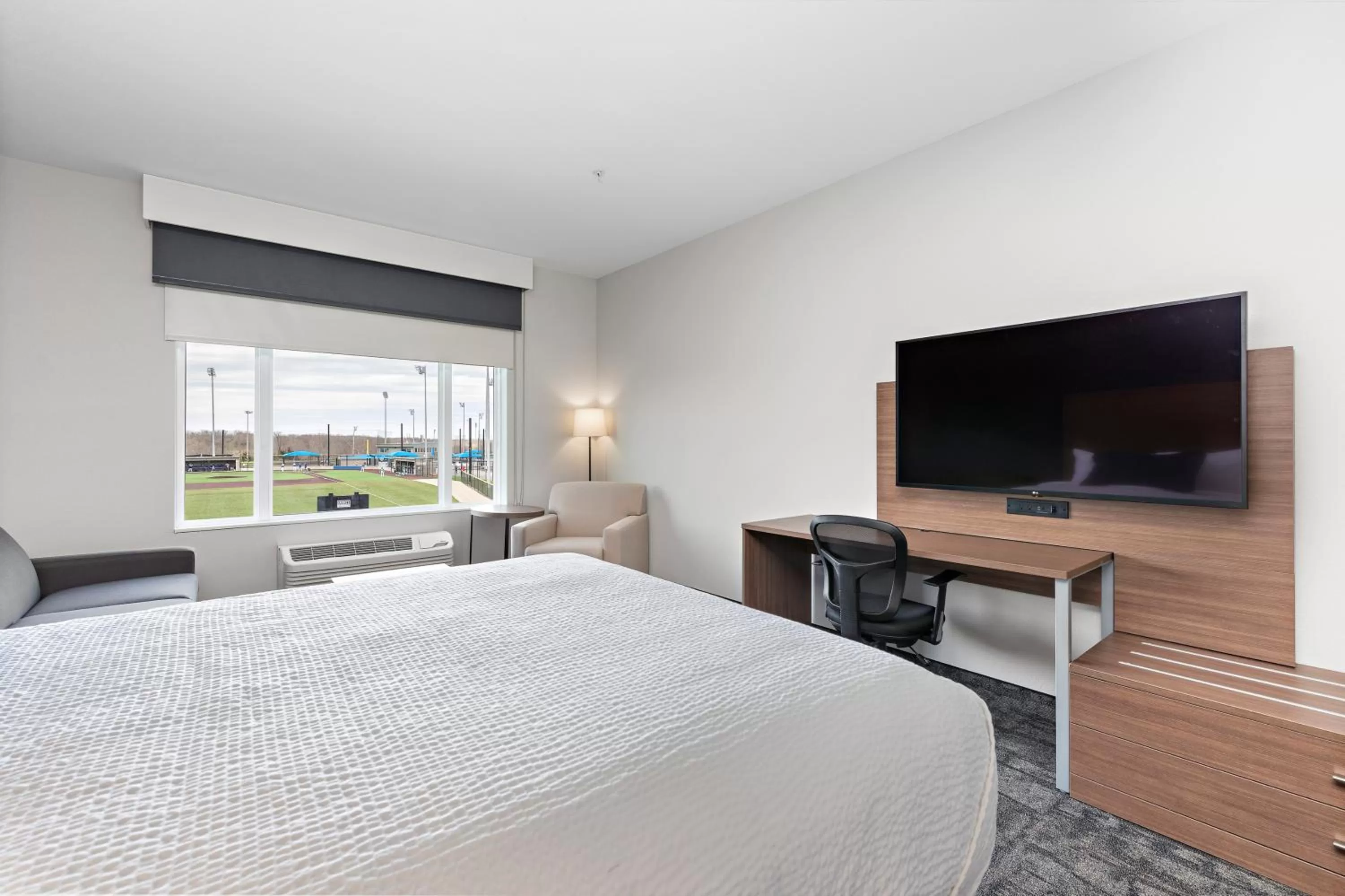 Bed in Holiday Inn Express Kansas City North Parkville by IHG