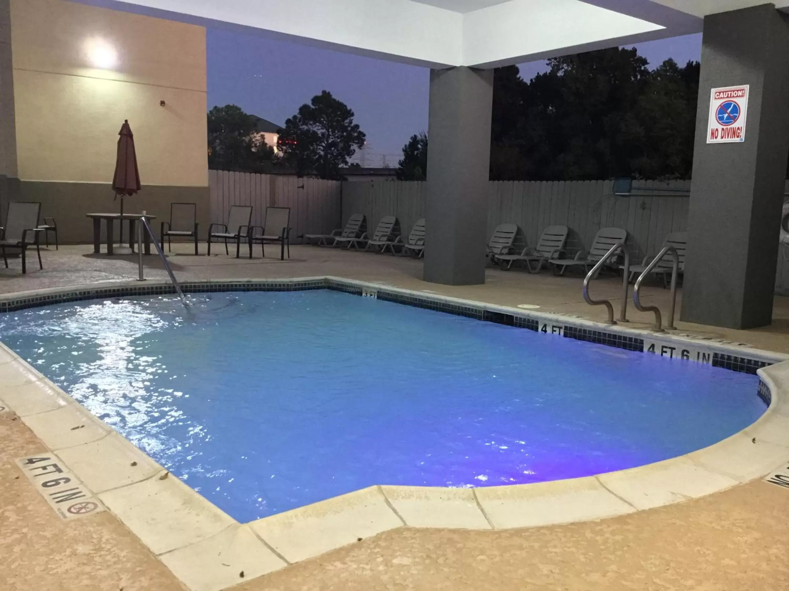 Swimming Pool in Country Inn & Suites By Radisson, Houston IAH Airport-JFK Boulevard