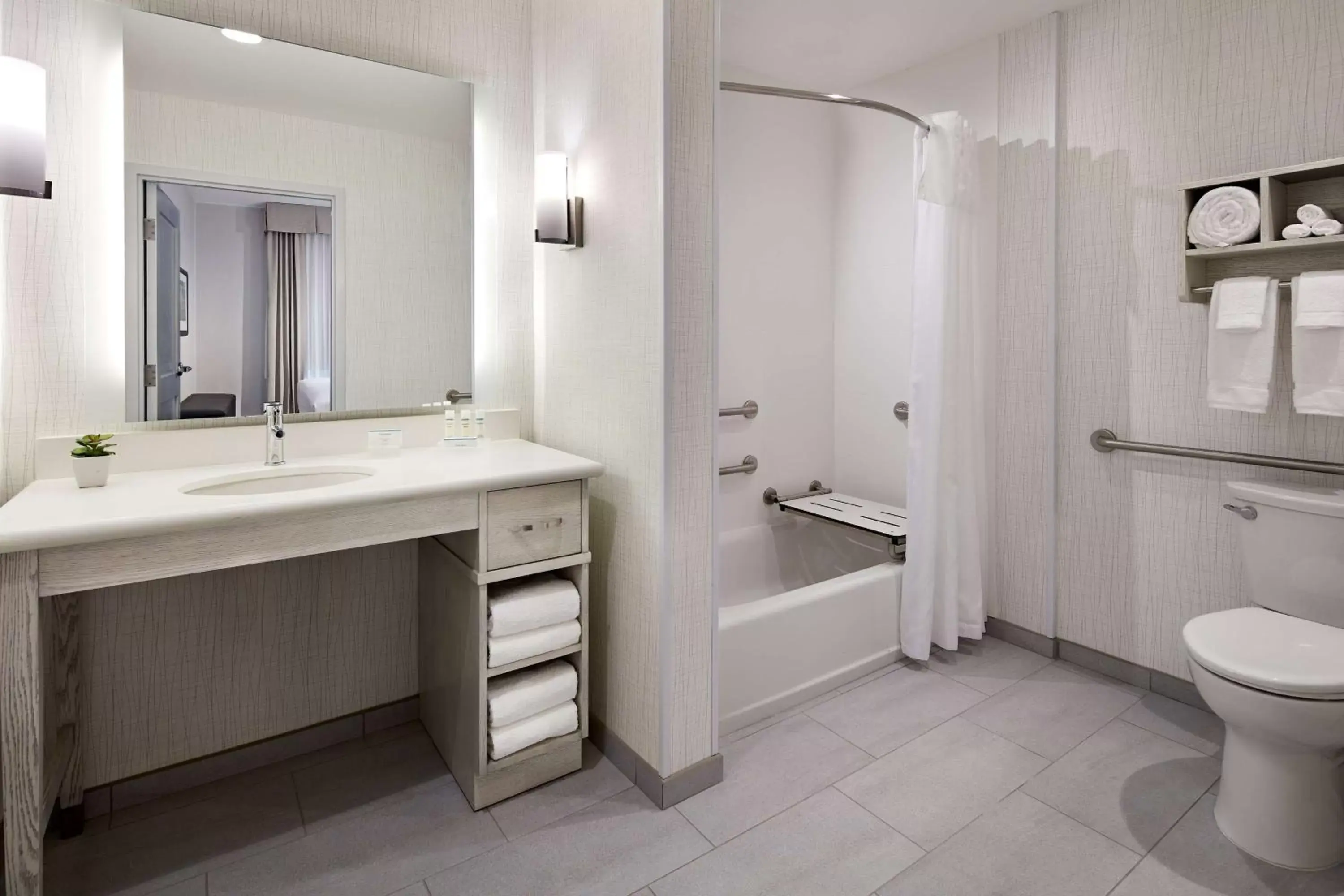 Bathroom in Homewood Suites By Hilton Long Beach Airport