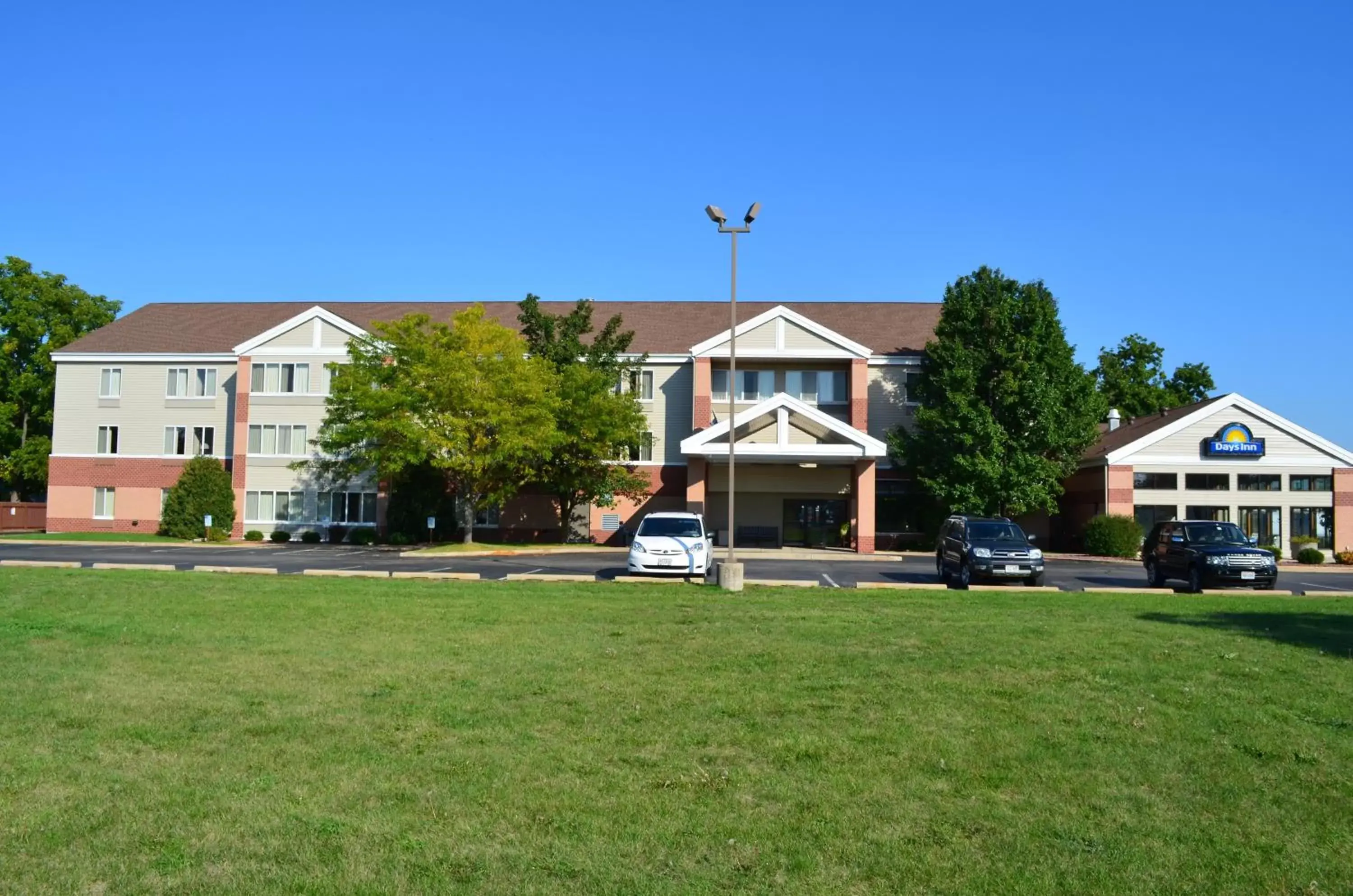 Facade/entrance, Property Building in Days Inn & Suites by Wyndham Madison