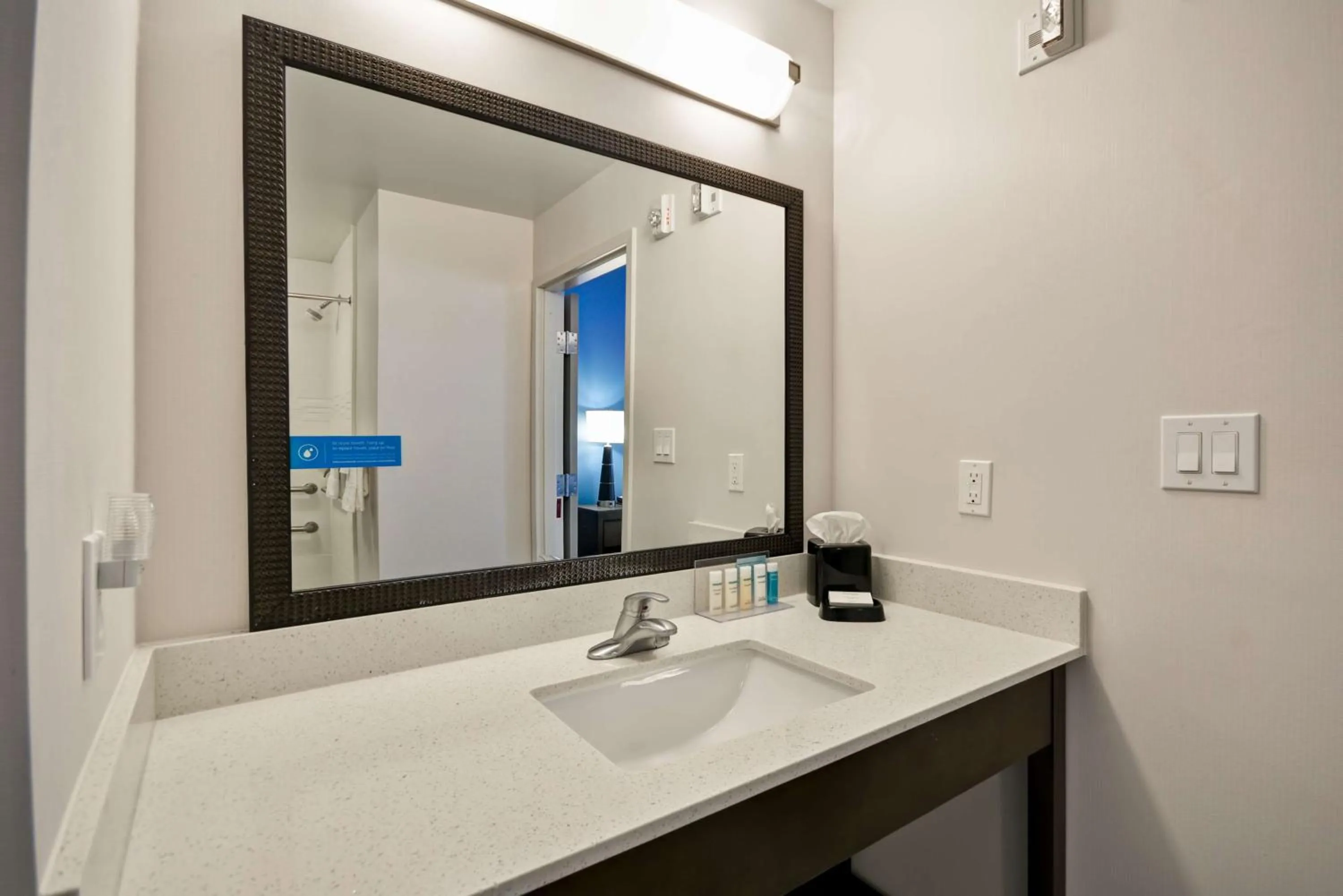 Bathroom in Hampton Inn Kenedy