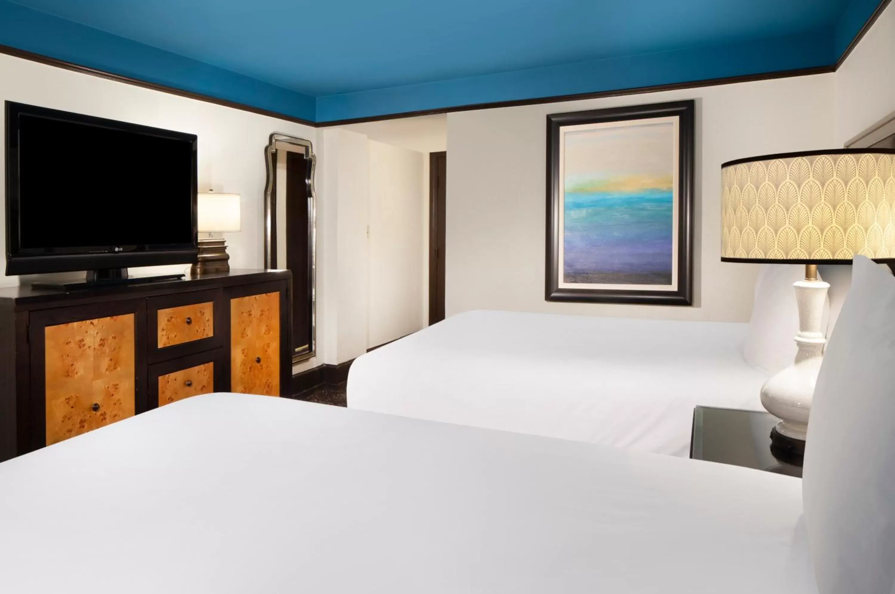 Photo of the whole room, Bed in Crowne Plaza Key West-La Concha