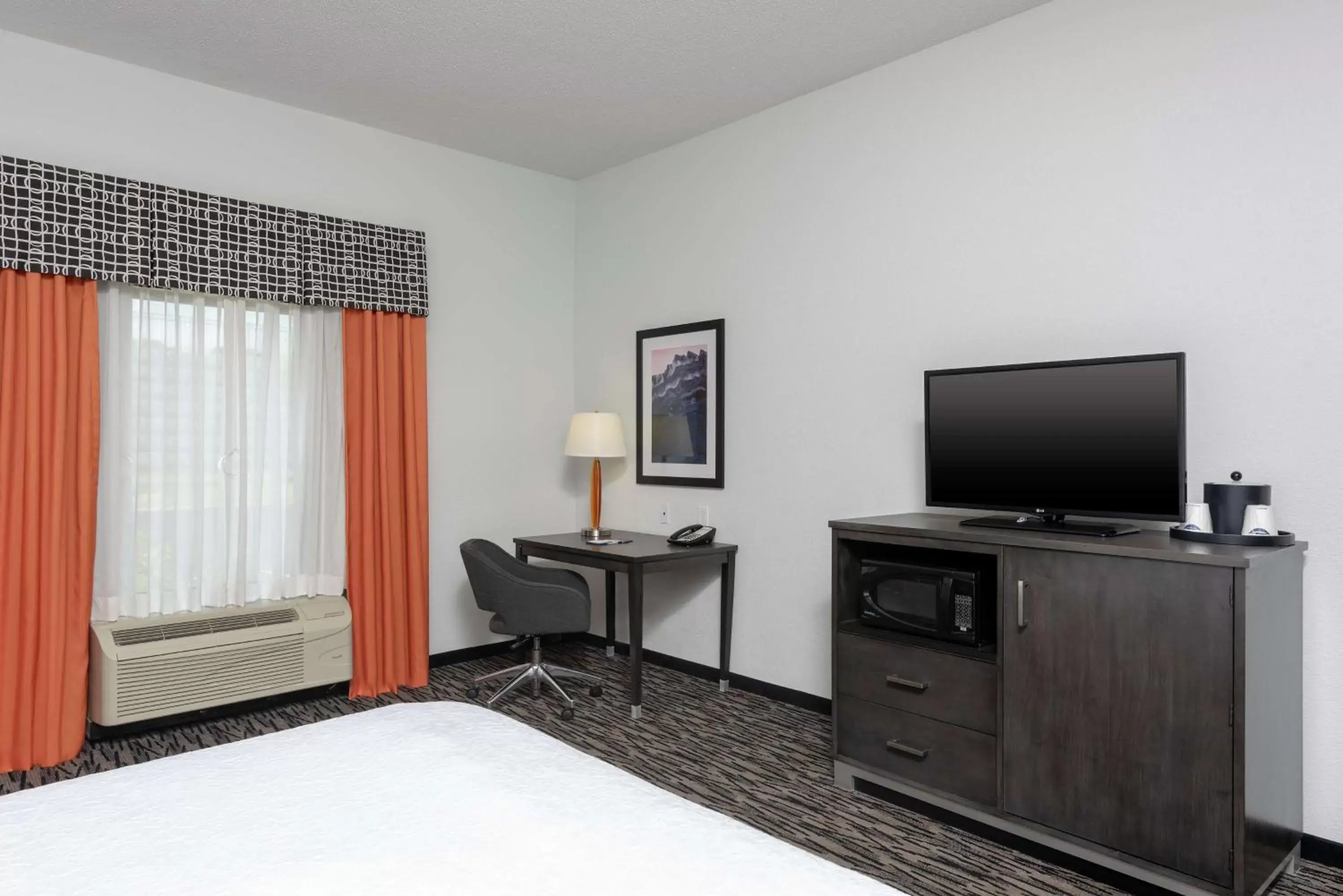 Bedroom, TV/Entertainment Center in Hampton Inn Akron-South