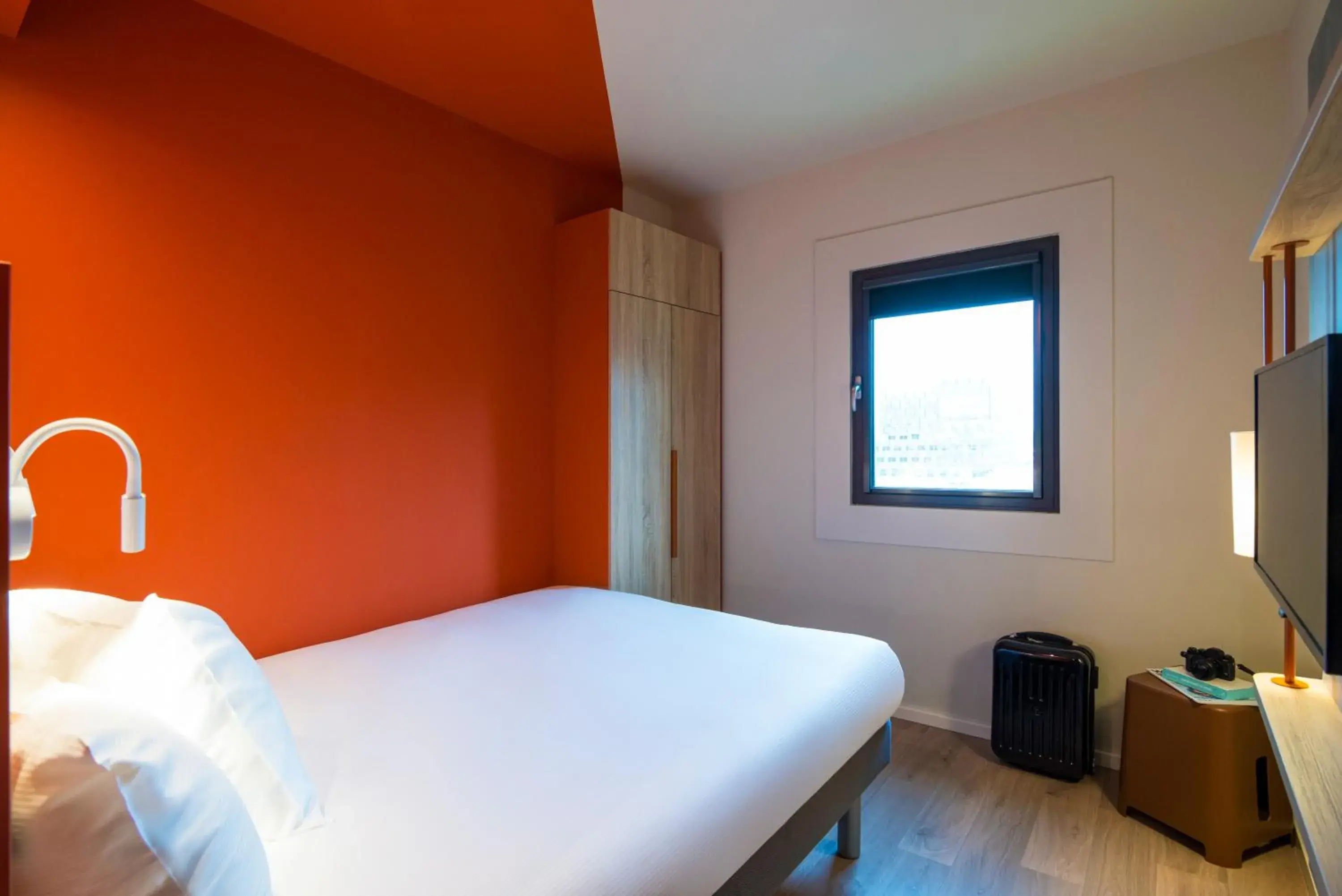 Bedroom, Bed in ibis budget Stein Maastricht