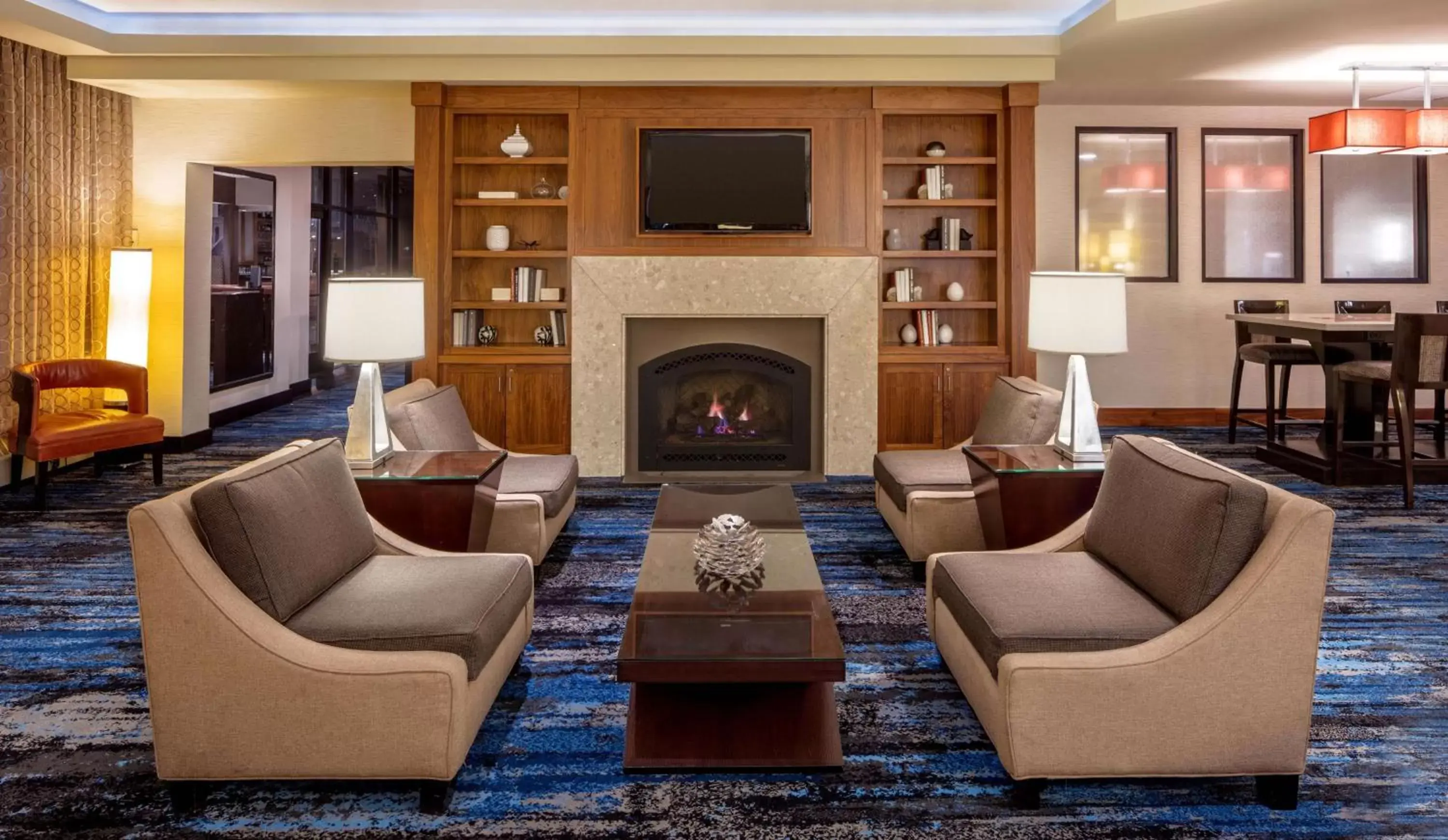 Lobby or reception, Lounge/Bar in DoubleTree Suites by Hilton Minneapolis Downtown