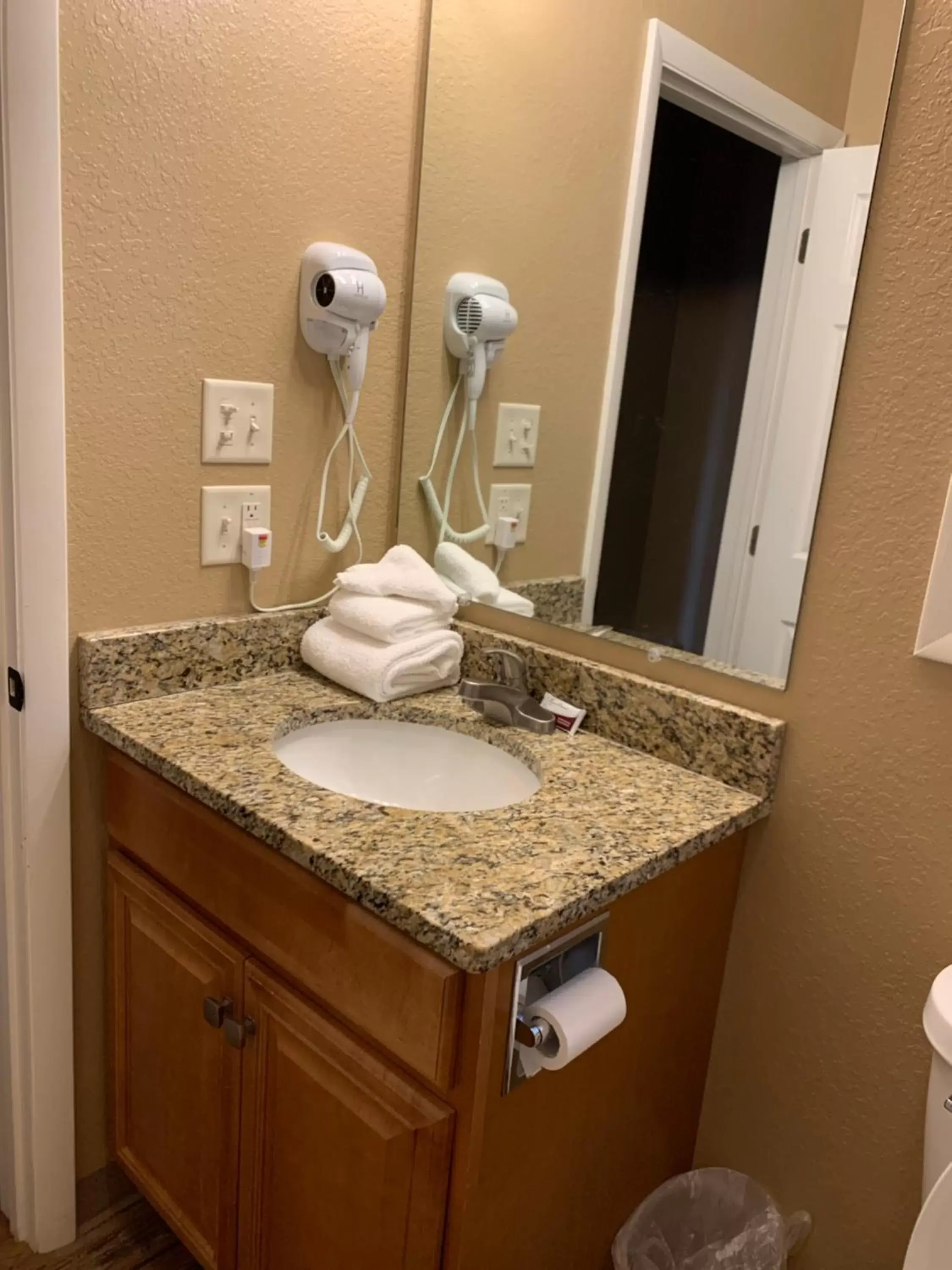 Bathroom in Carr's Northside Hotel and Cottages