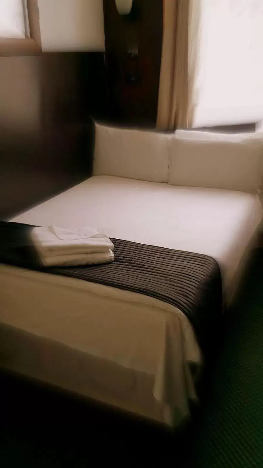 Bathroom, Bed in Plaza London Hotel