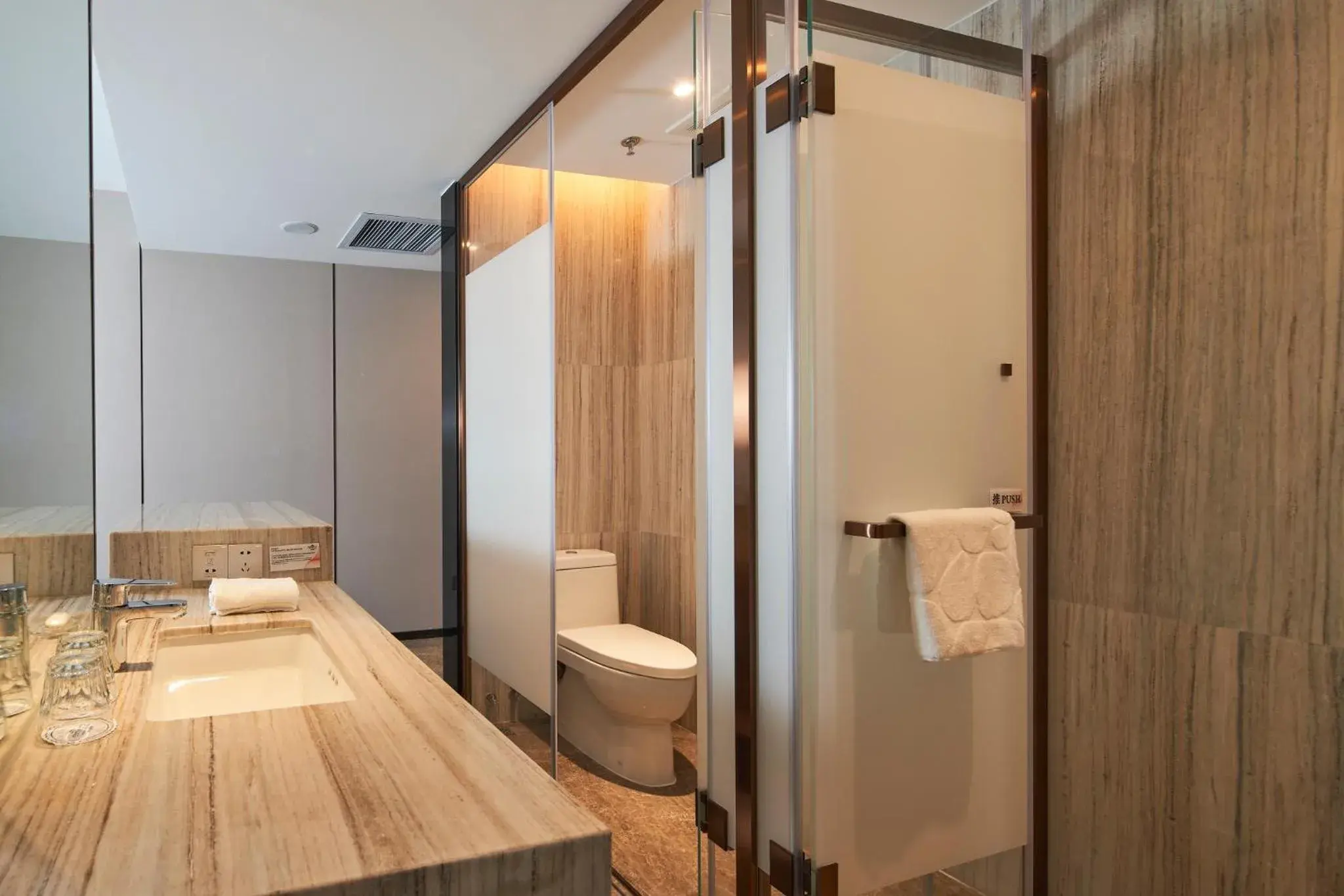 Shower, Bathroom in Howard Johnson Paragon Hotel Beijing