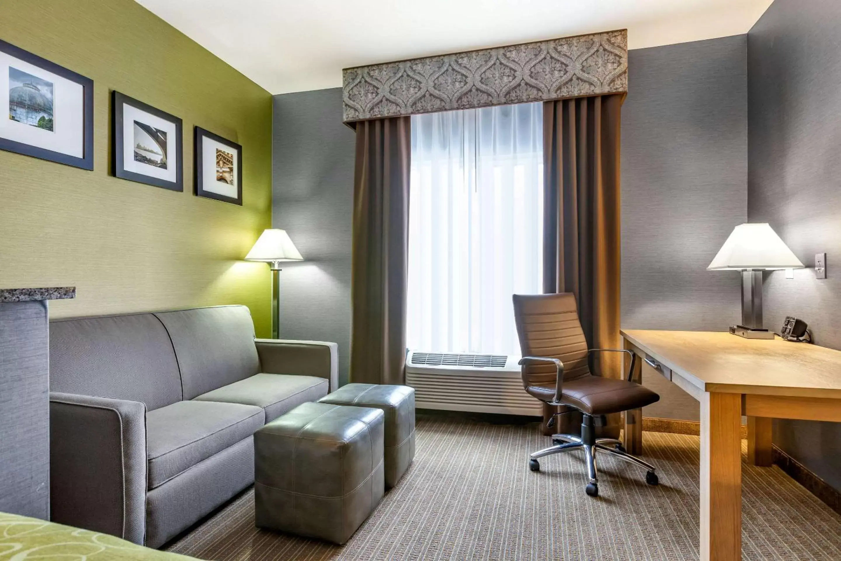 Photo of the whole room, Seating Area in Comfort Suites - Southgate Detroit