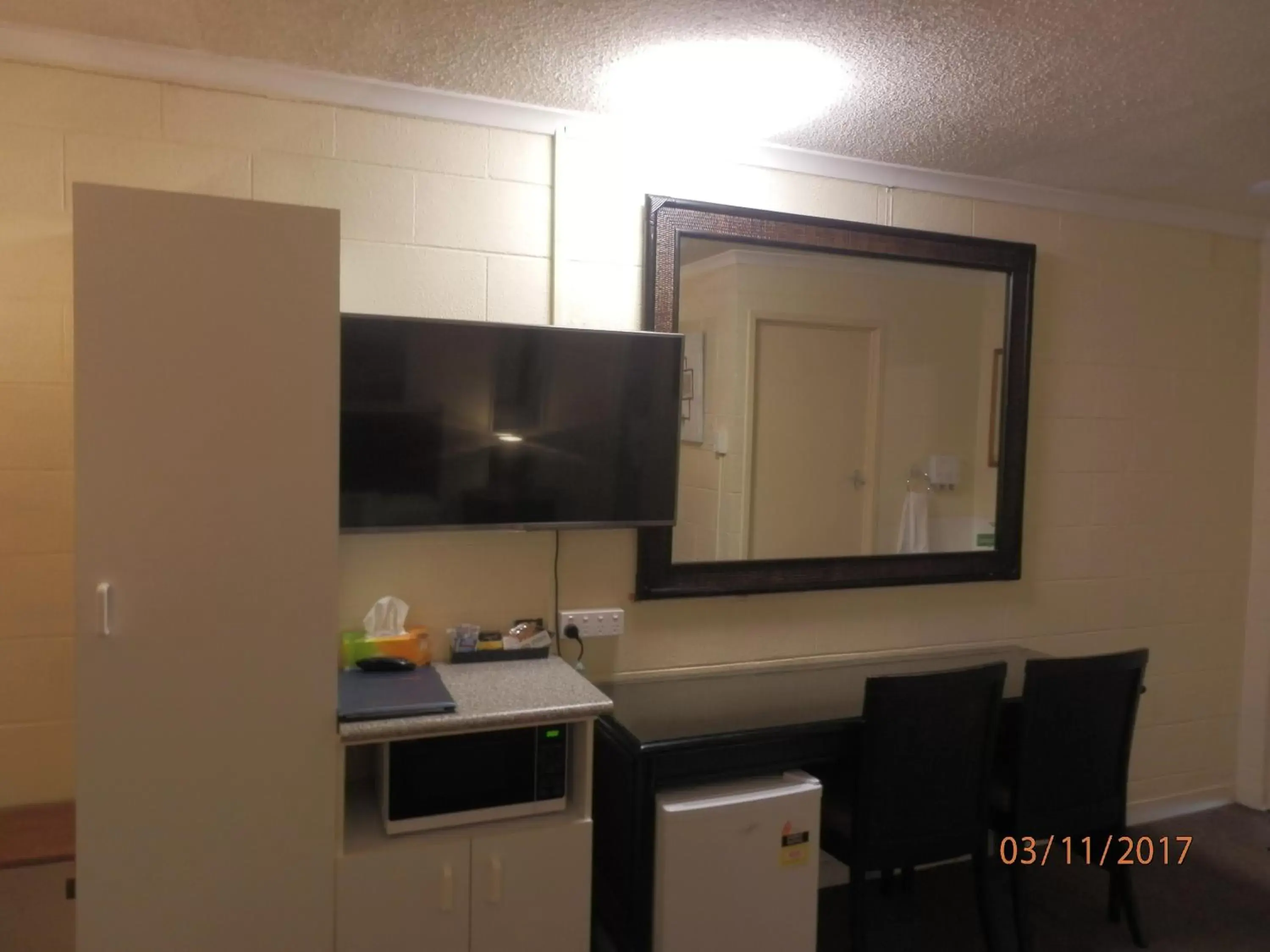 Coffee/tea facilities, TV/Entertainment Center in Flying Spur Motel