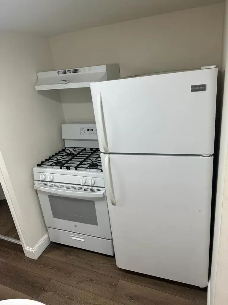 Kitchen/Kitchenette in Seaside Sands Inn