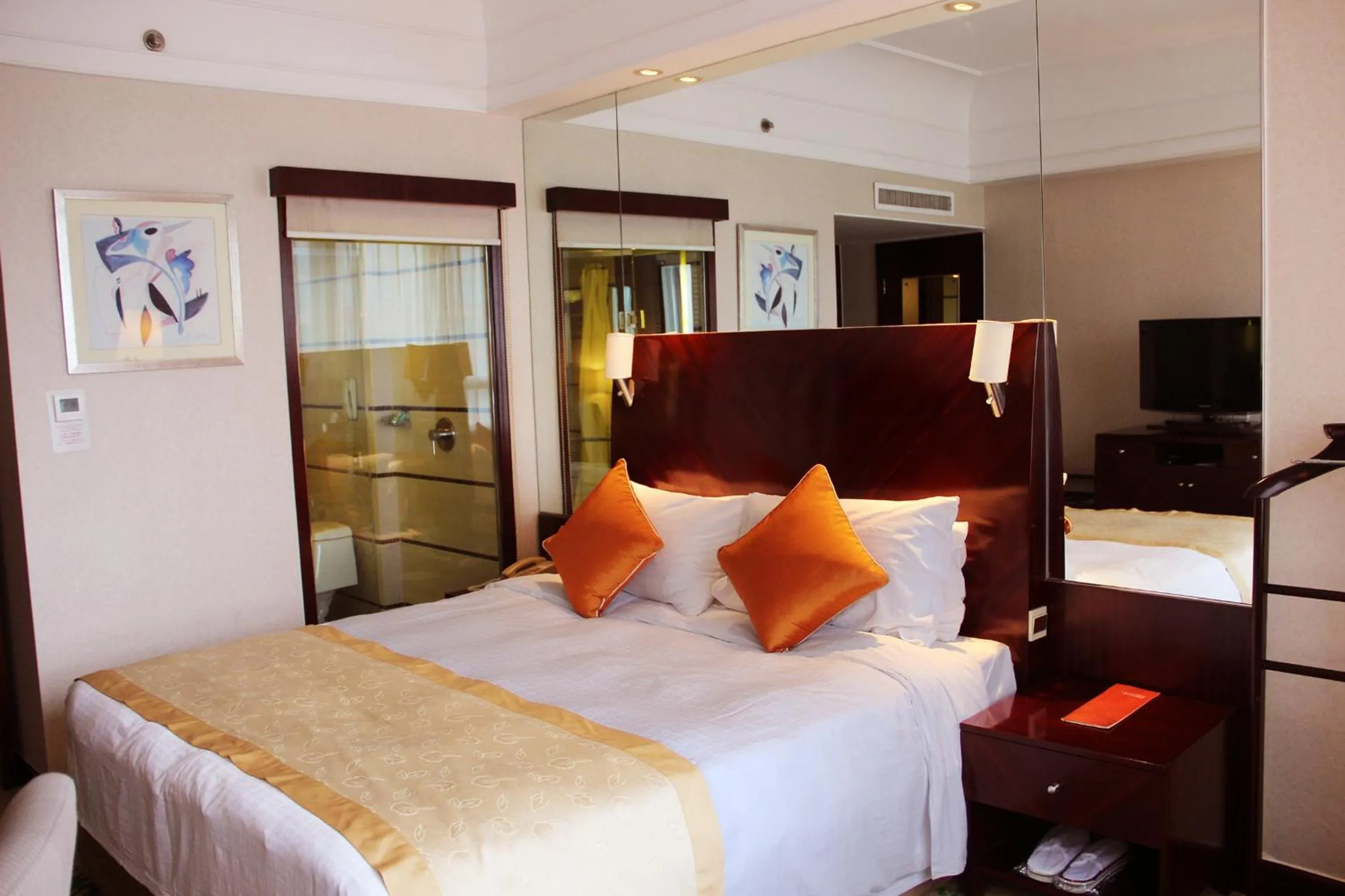 Bed in Merry Hotel Shanghai (Former Rendezvous Merry Hotel Shanghai)