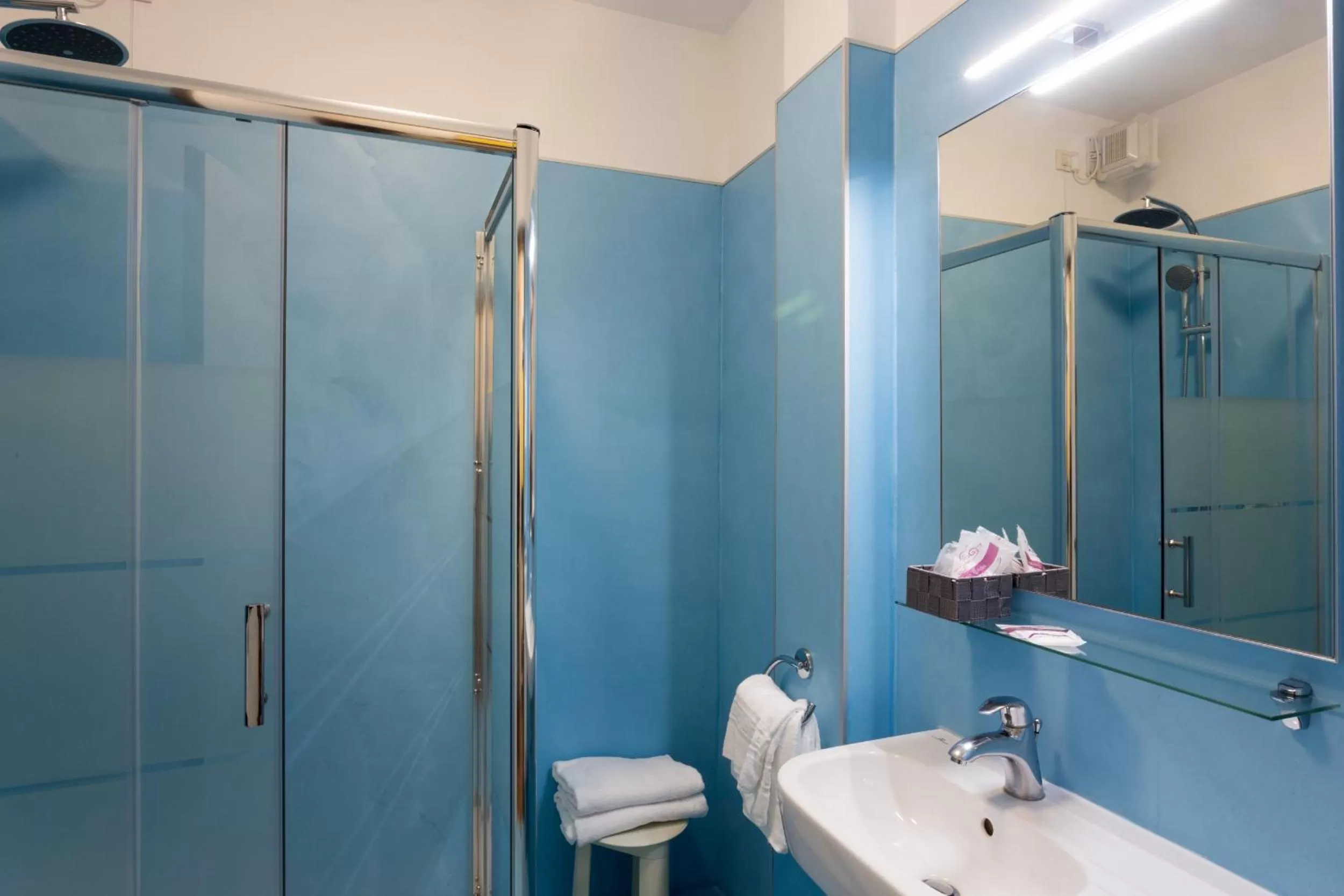 Shower in Hotel Airmotel