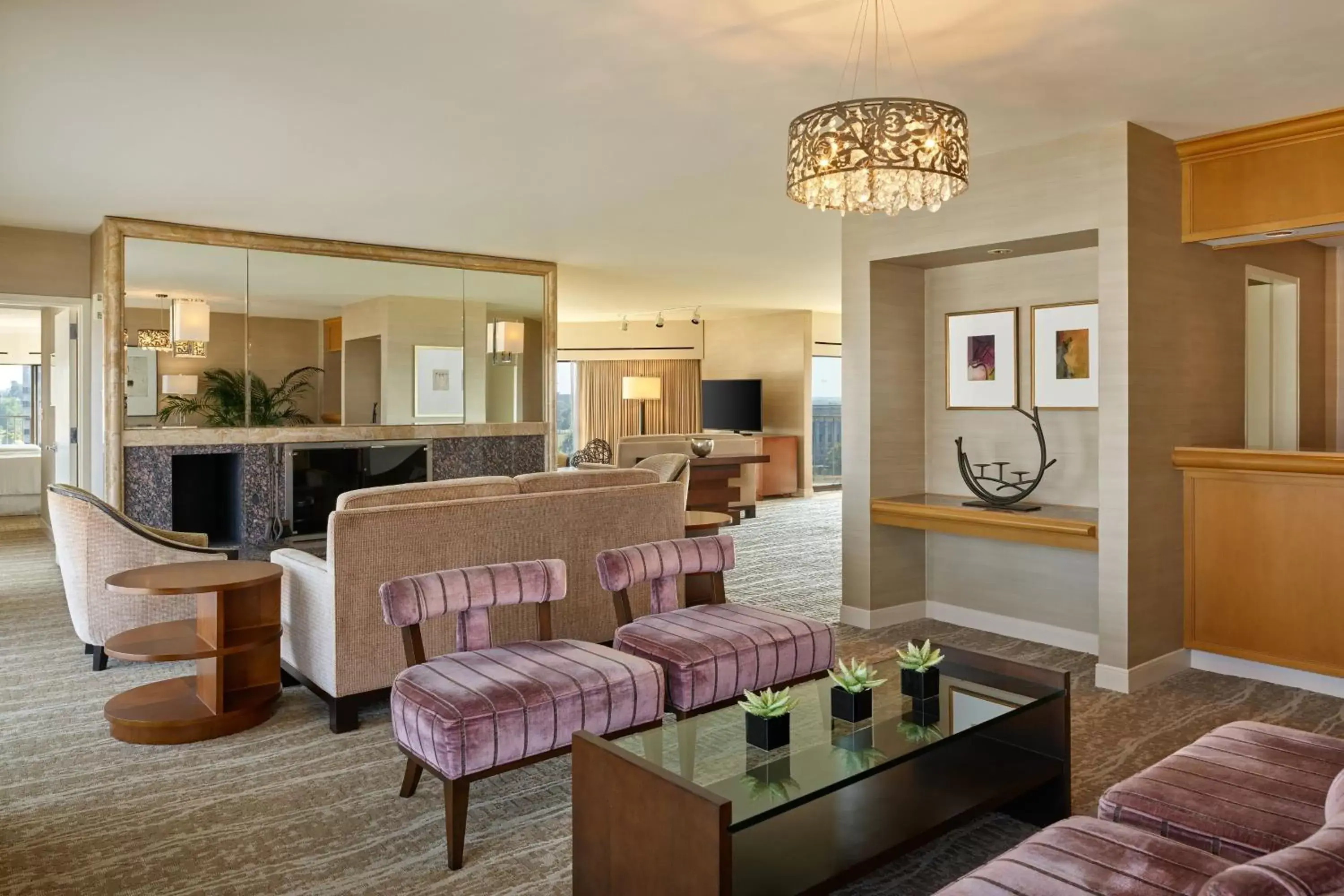 Living room, Seating Area in The Westin Kansas City at Crown Center