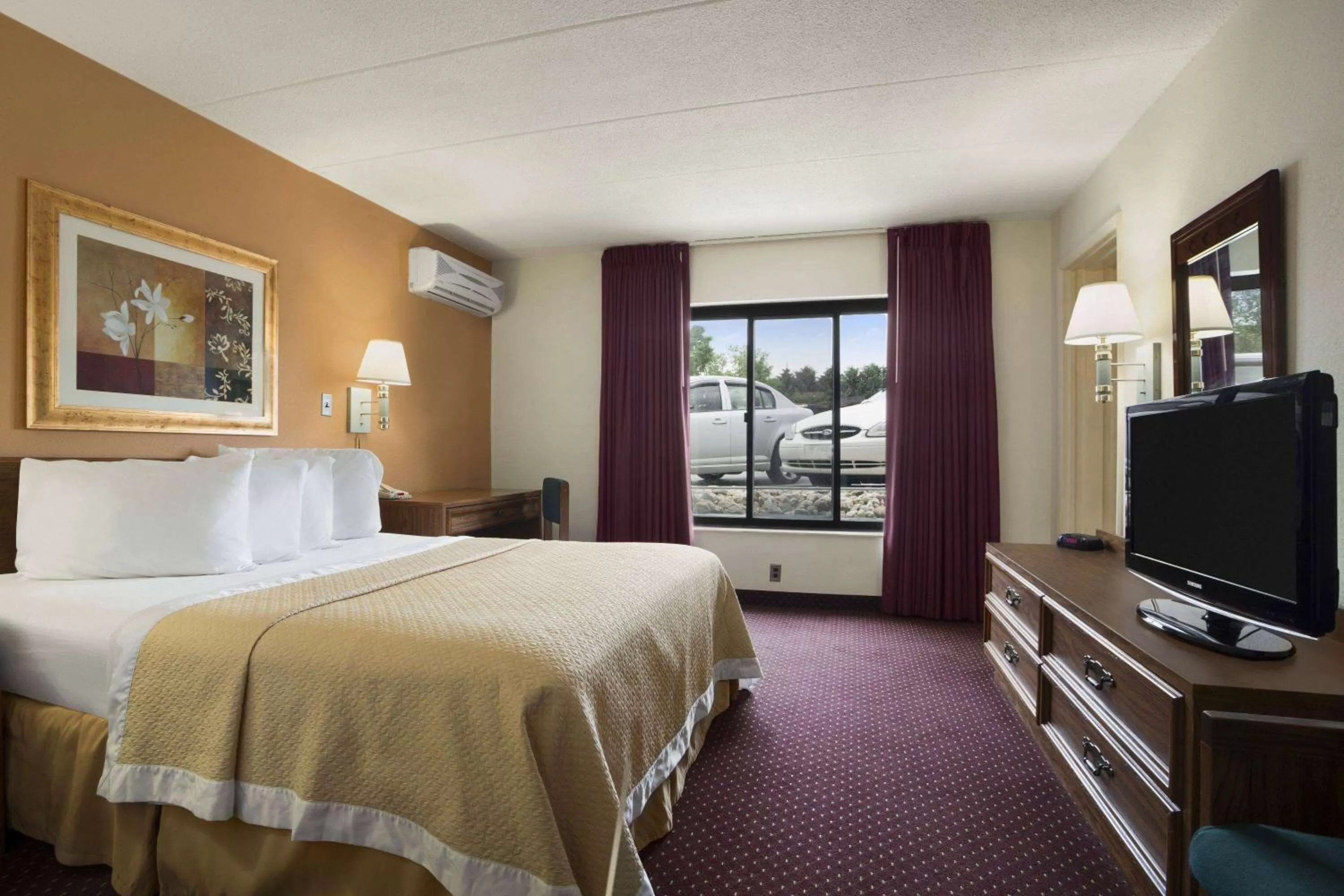 Bed in Ramadaby Wyndham Pittsburgh-New Stanton
