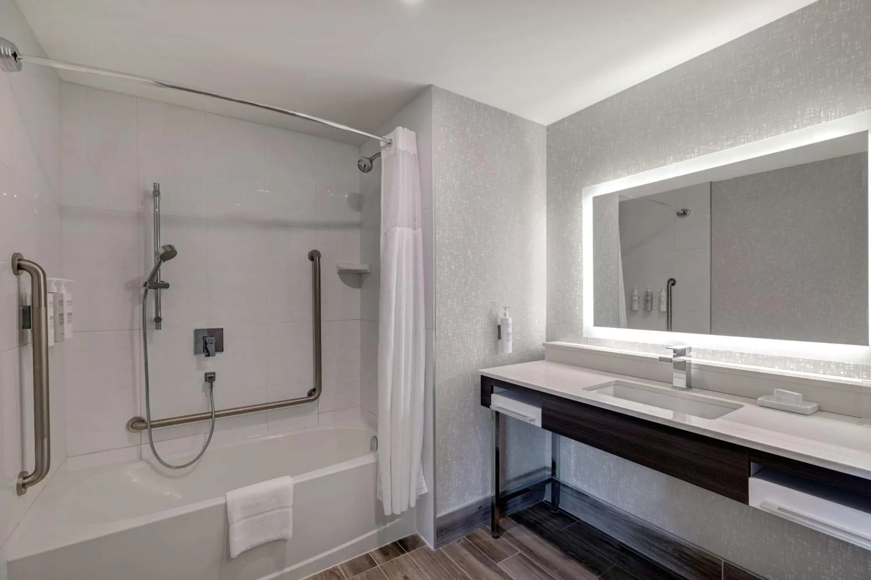 Bathroom in Hampton Inn & Suites Burlington, Ontario, Canada