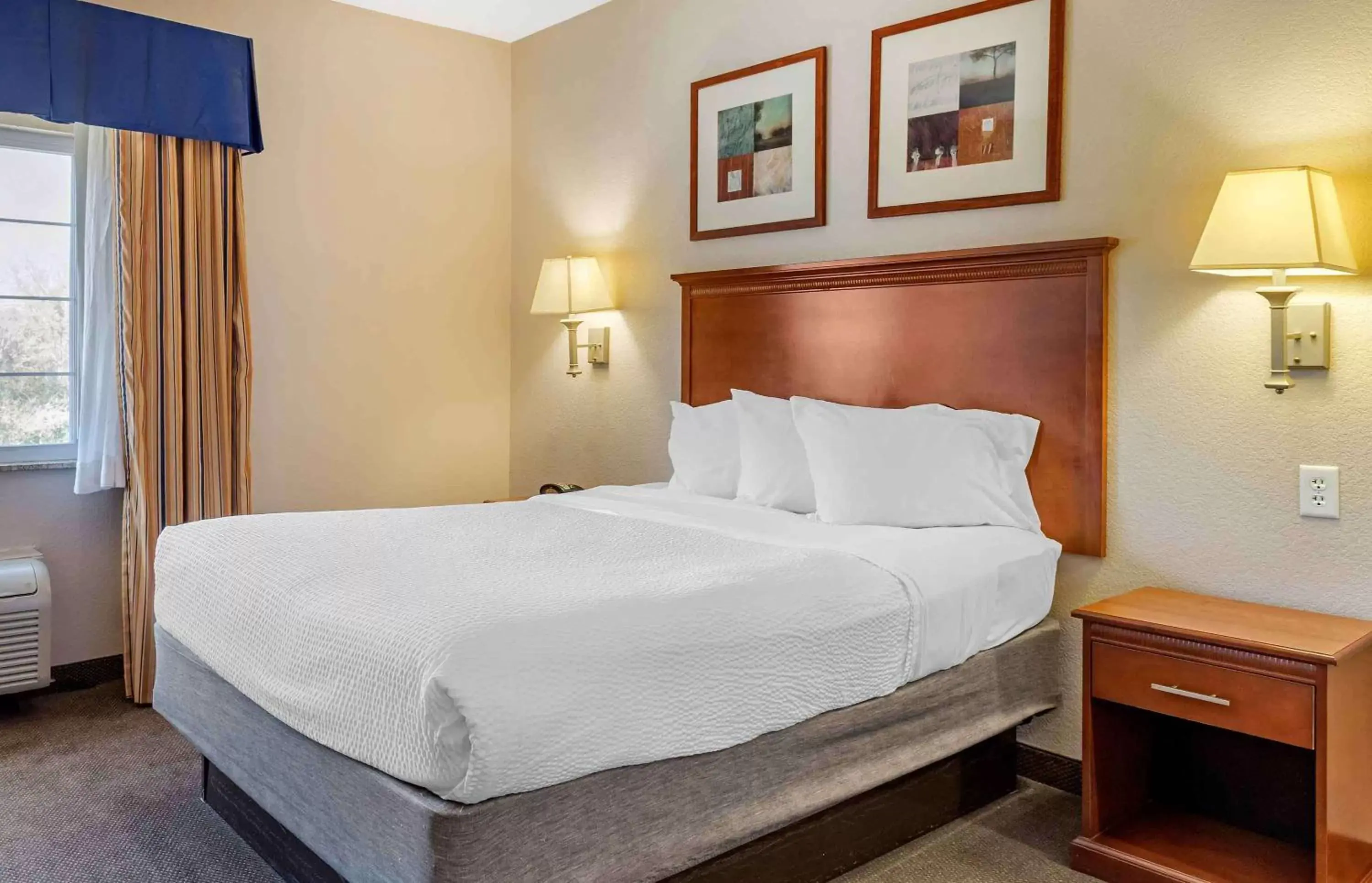 Bedroom, Bed in Extended Stay America Suites - Houston - Kingwood