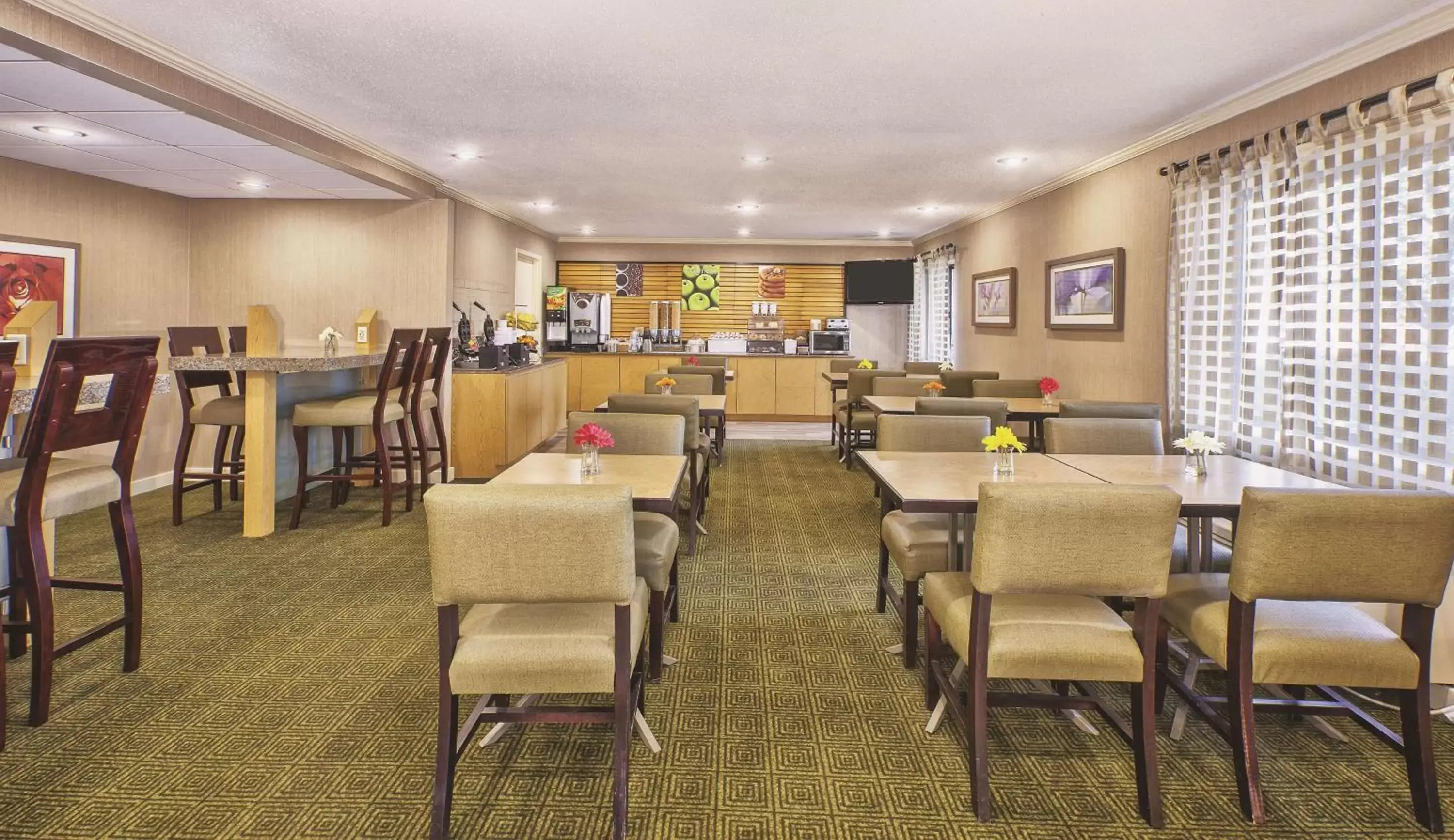 Restaurant/Places to Eat in La Quinta Inn by Wyndham Toledo Perrysburg