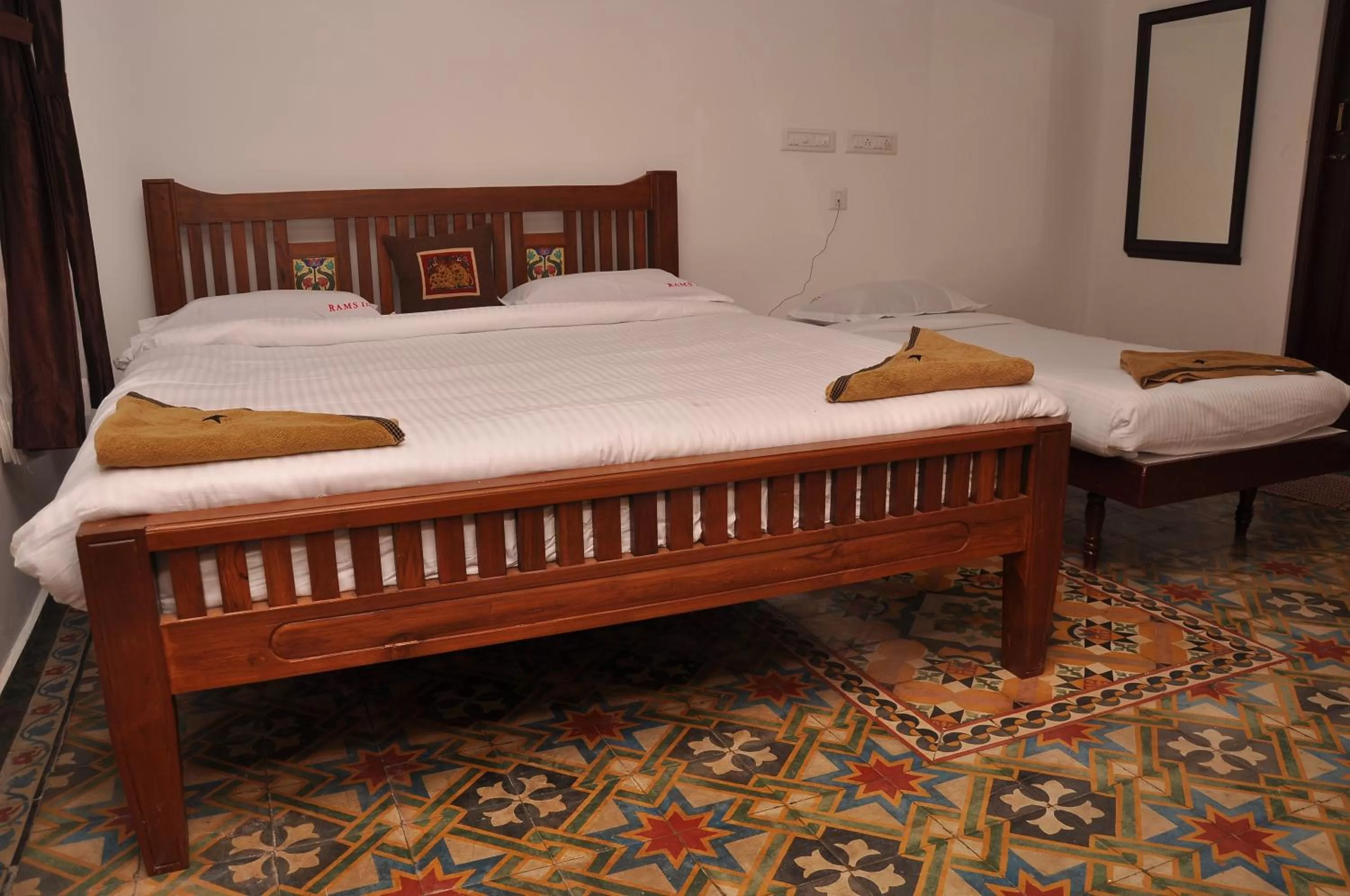 Photo of the whole room, Bed in Rams Inn