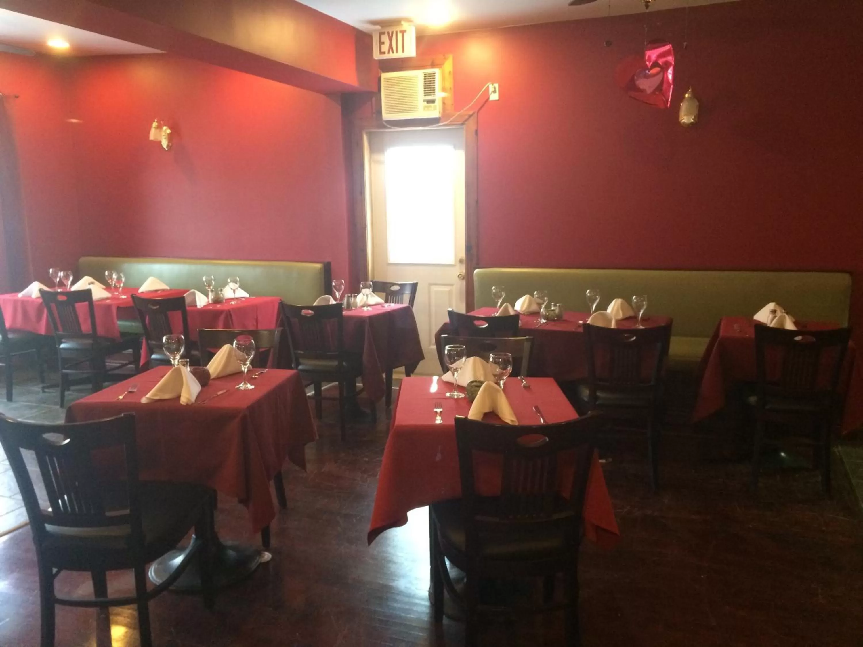 Restaurant/places to eat in Dominion Hotel