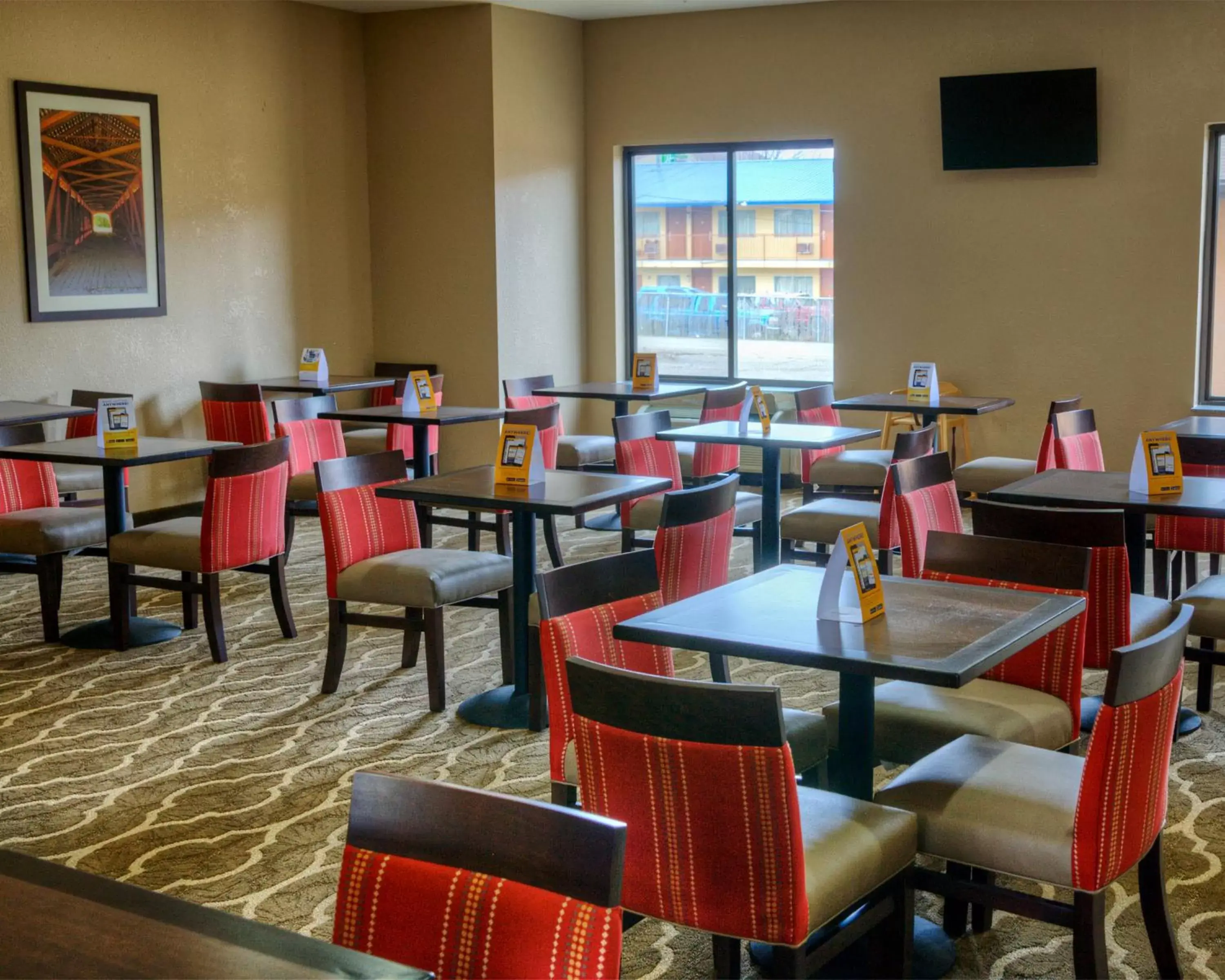 Restaurant/Places to Eat in Comfort Suites Plymouth near US-30