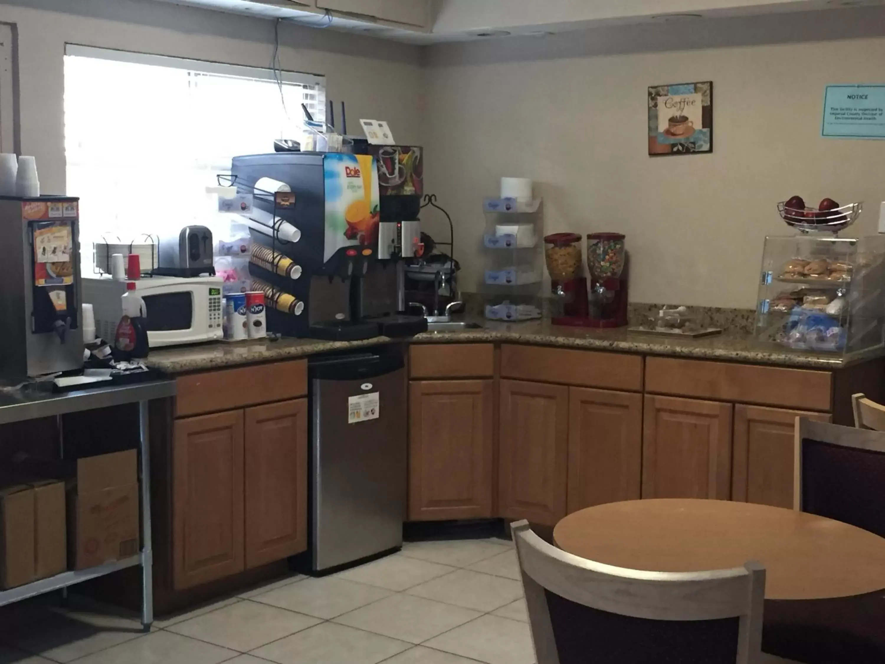 Continental breakfast, Restaurant/Places to Eat in Townhouse Inn and Suites