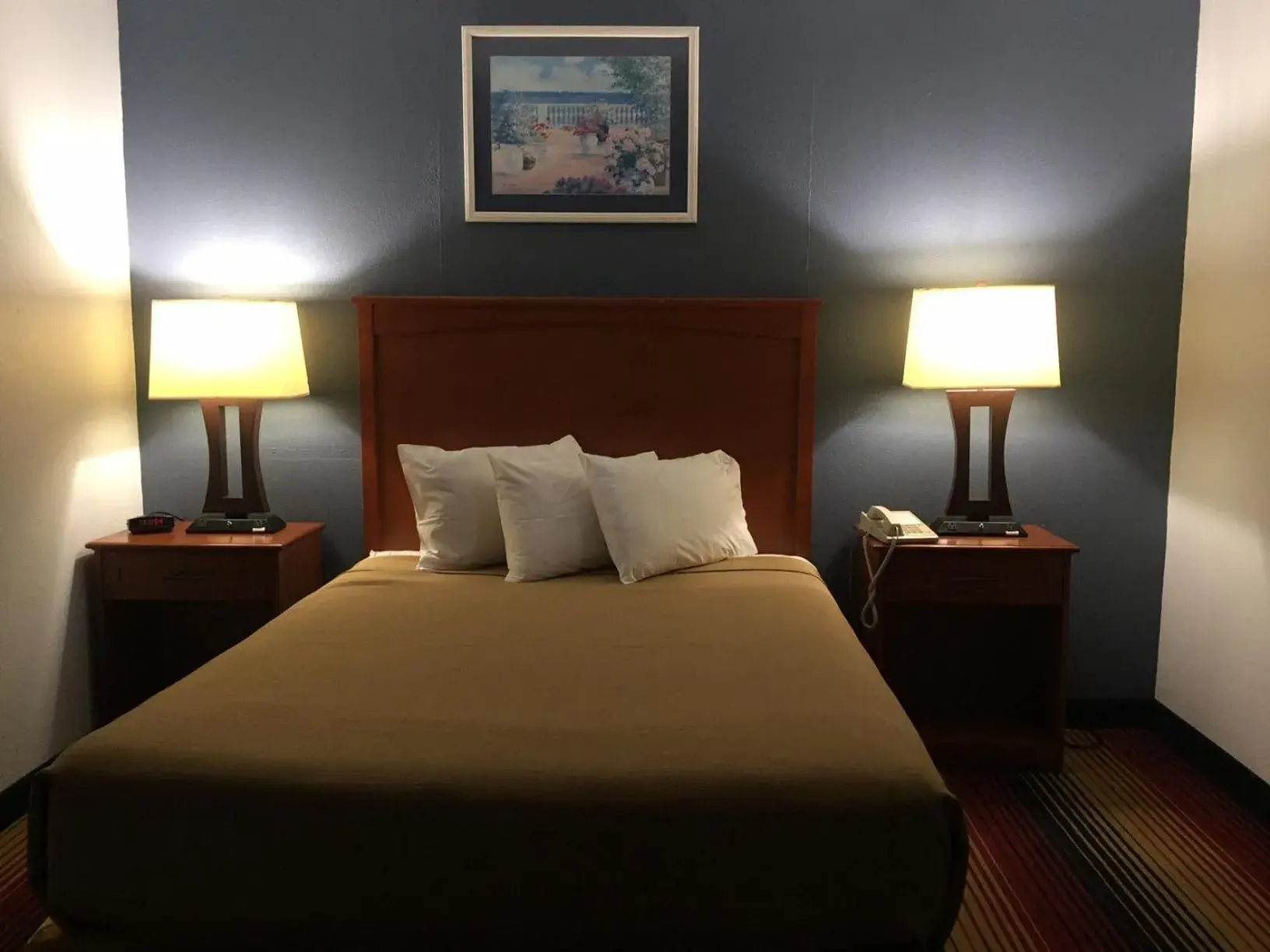 Photo of the whole room, Bed in Travelodge by Wyndham Spirit Lake/Okoboji