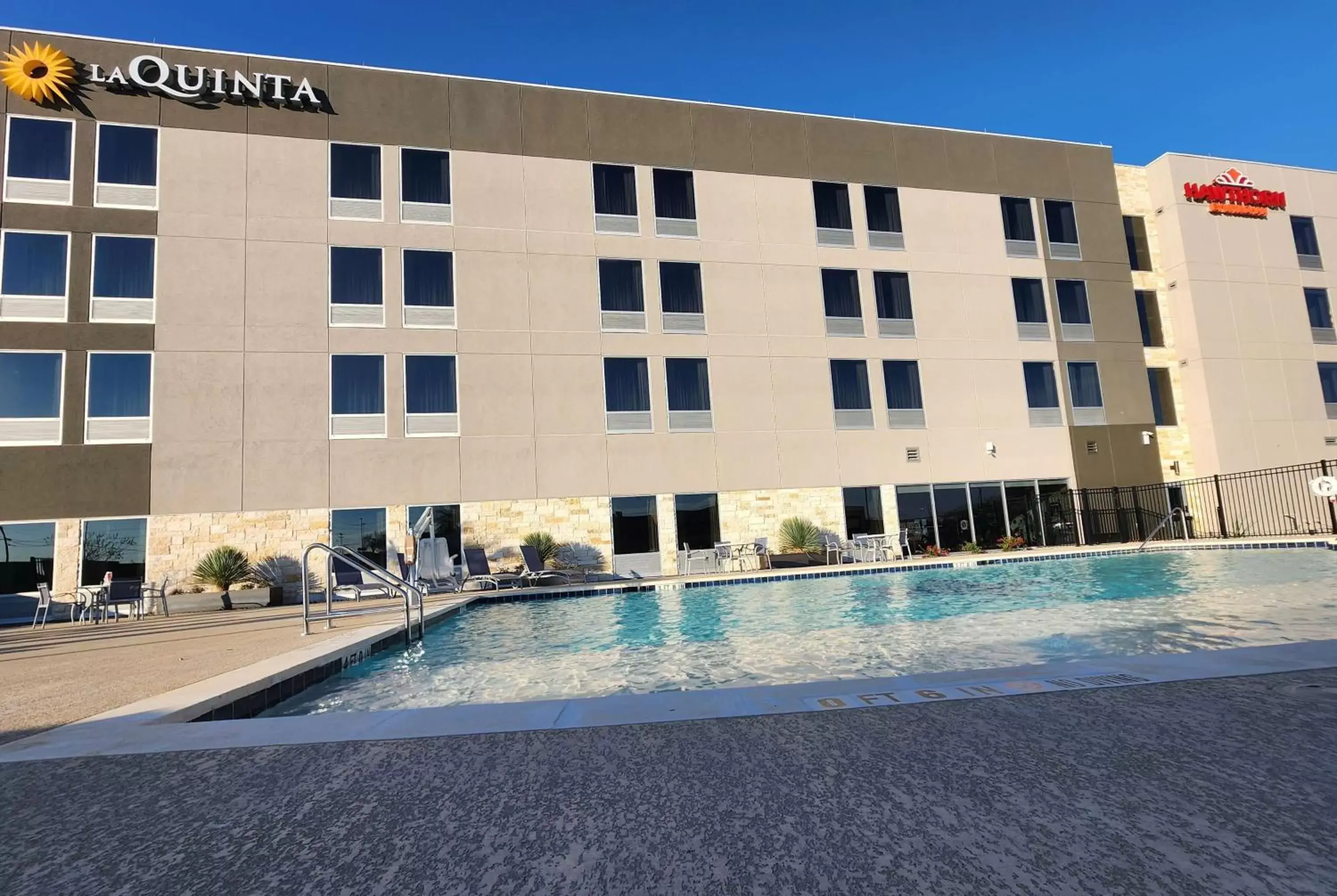 Pool view, Property Building in La Quinta Inn & Suites by Wyndham Del Rio