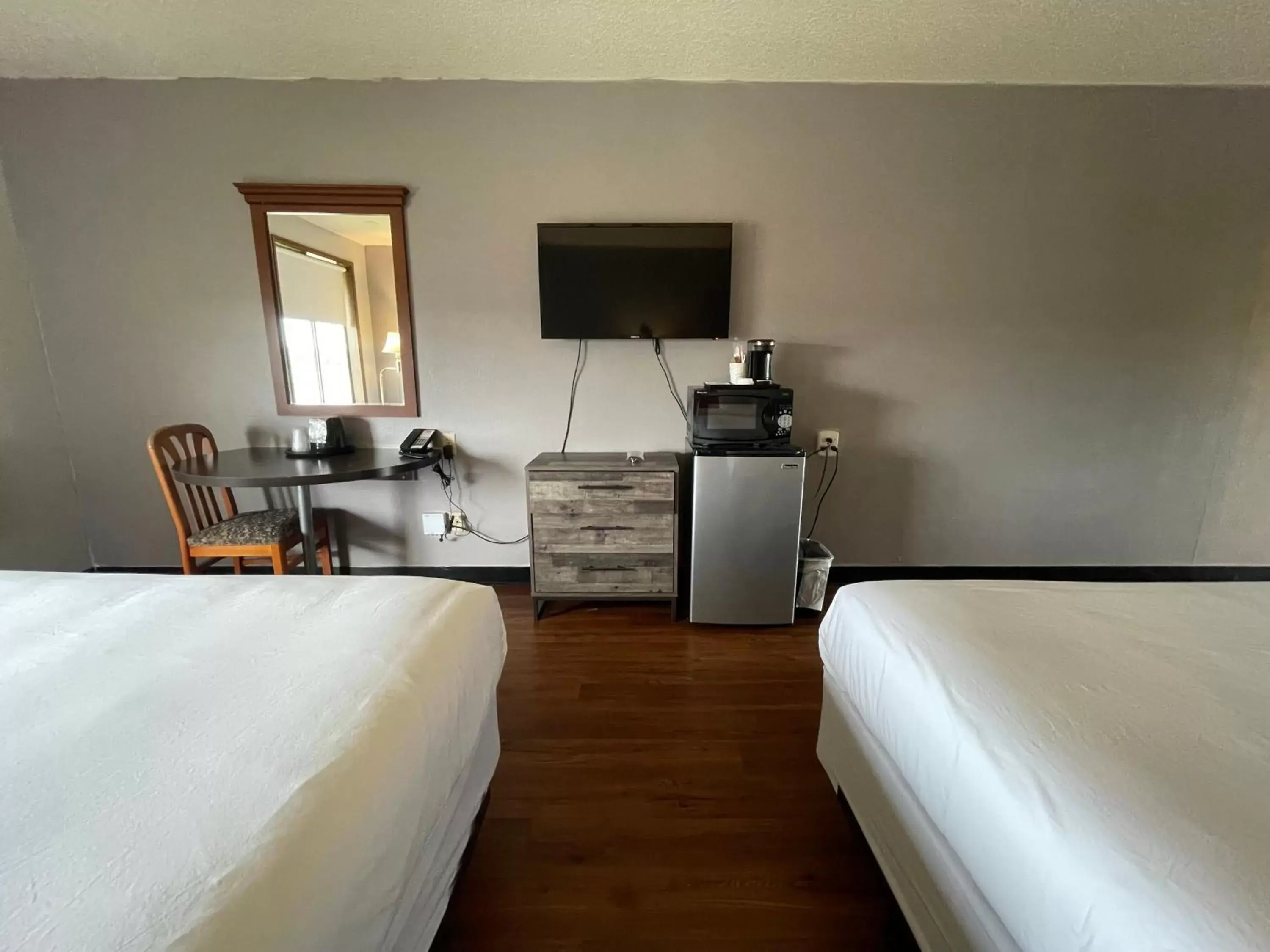 TV and multimedia, Bed in Sunnyside Inn and Suites